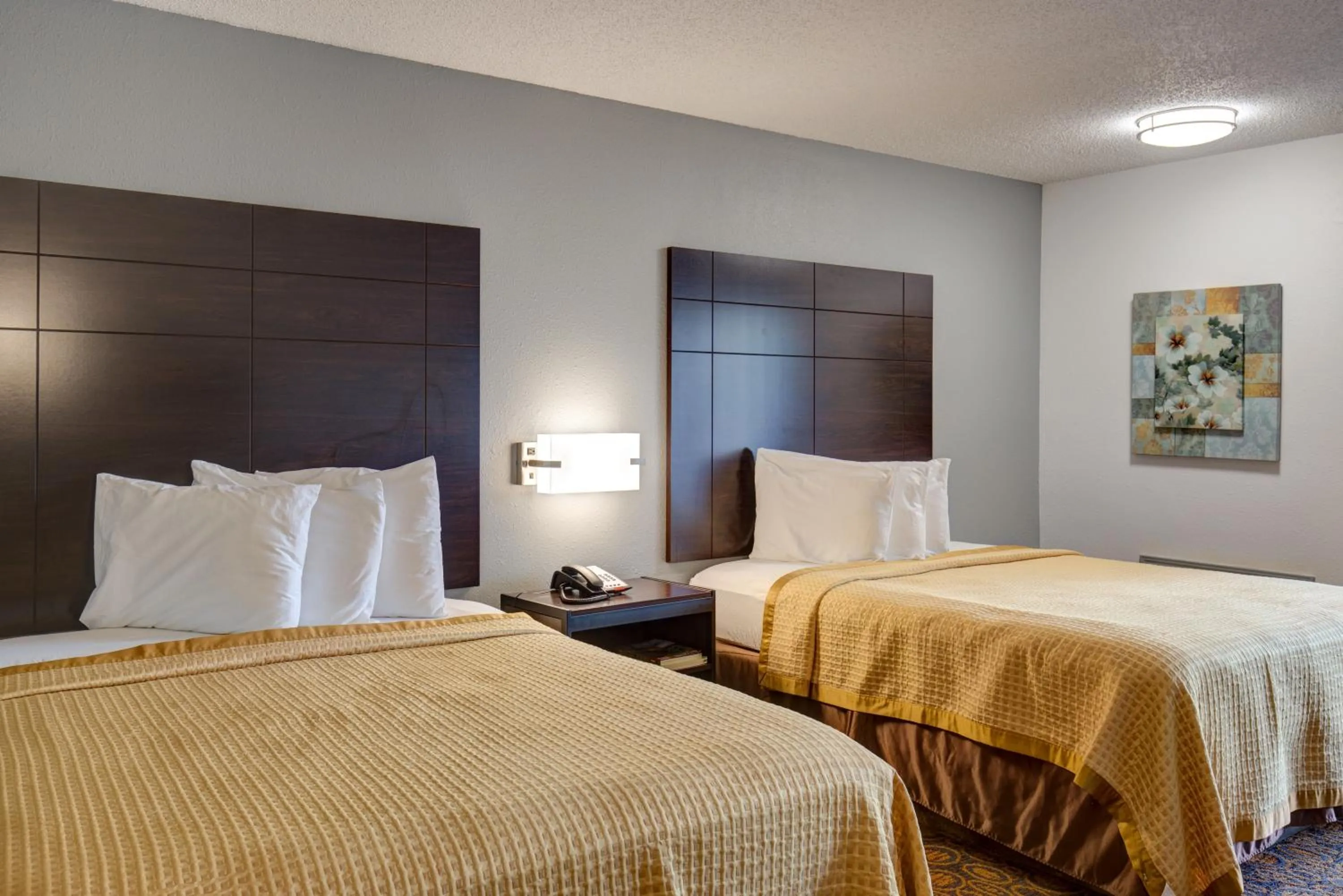 Bed in Southern Oaks Inn