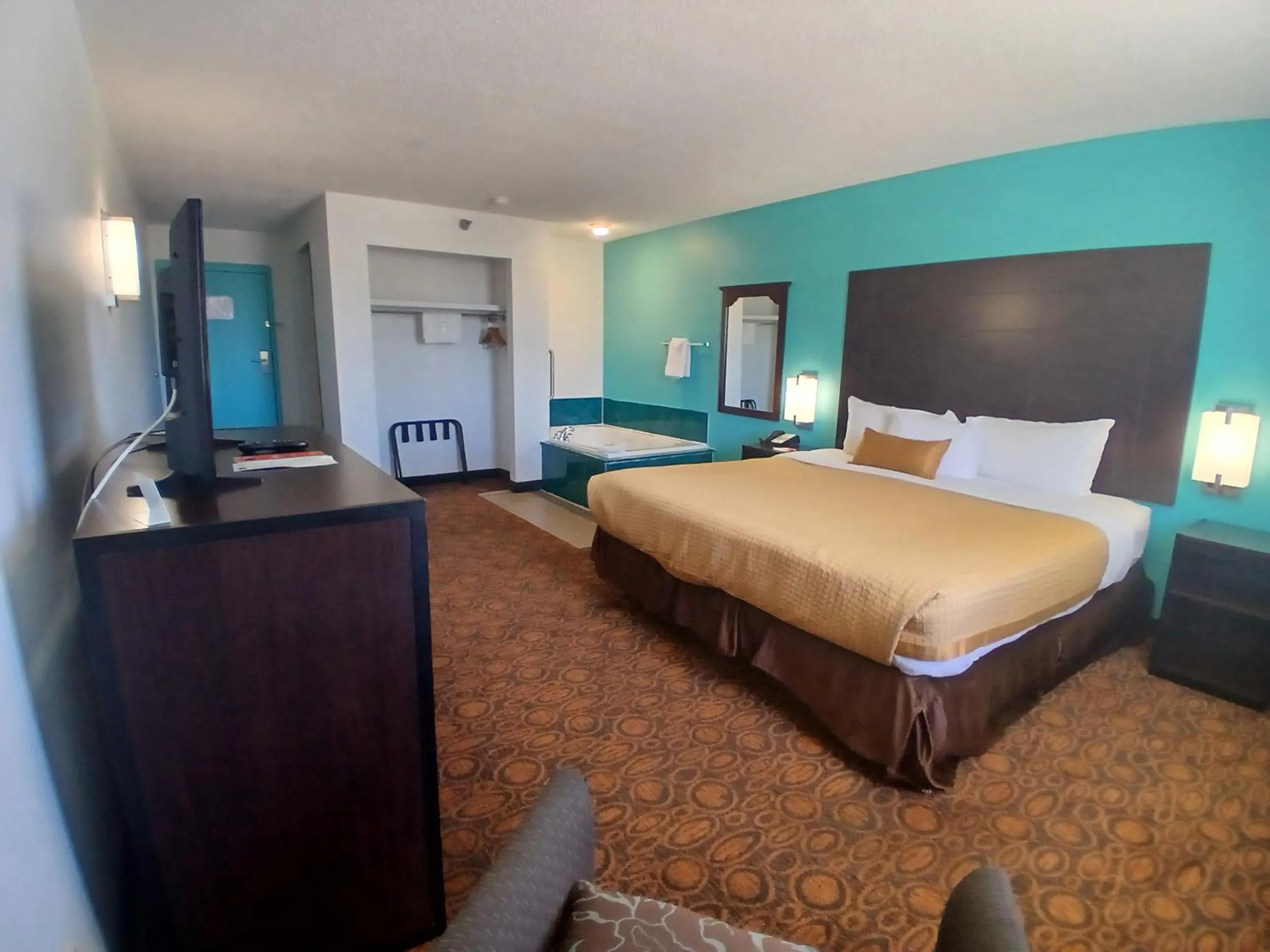 Bed in Howard Johnson by Wyndham Branson Theatre District