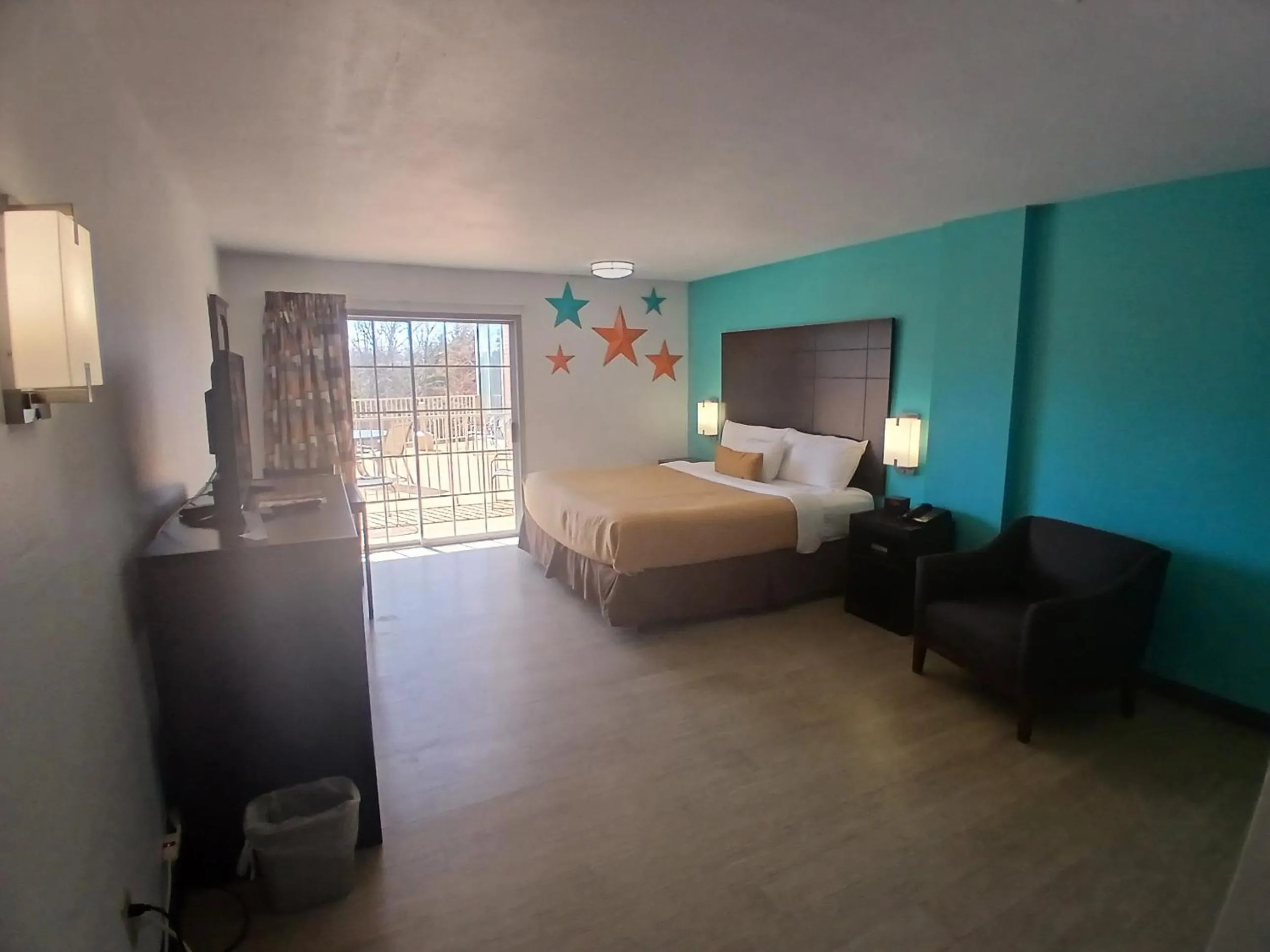 Bed in Howard Johnson by Wyndham Branson Theatre District