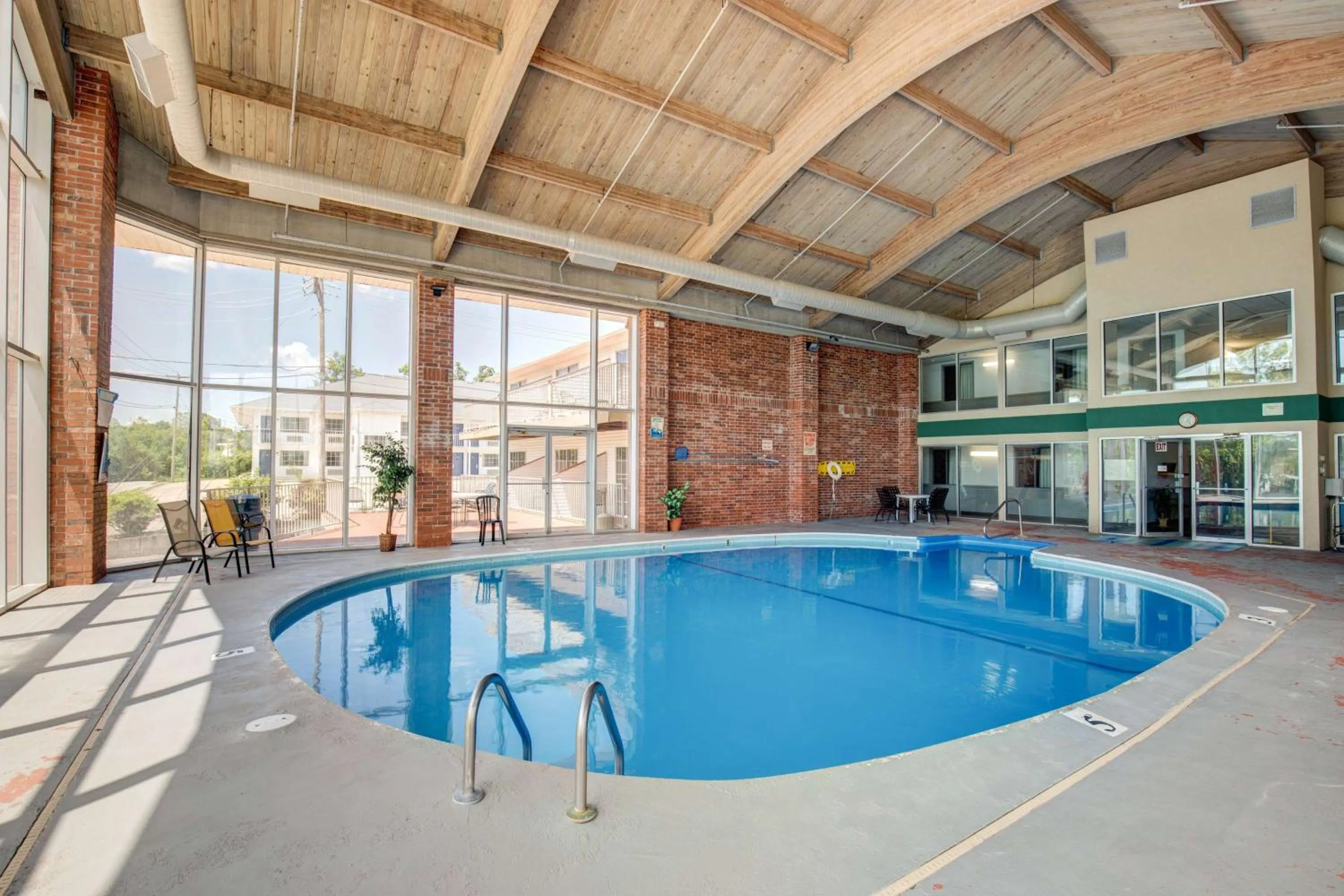 Swimming pool in Southern Oaks Inn