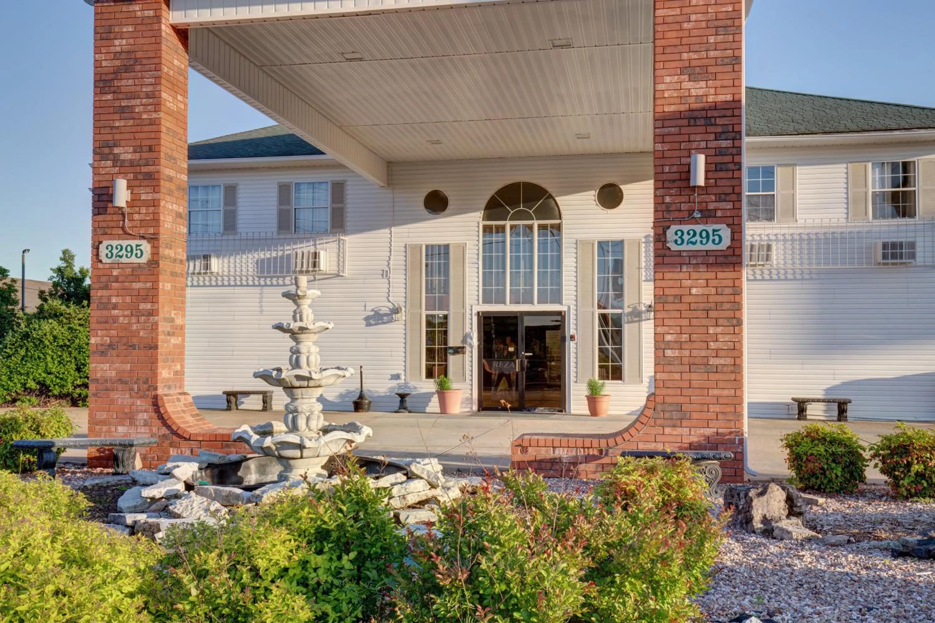 Property building in Southern Oaks Inn