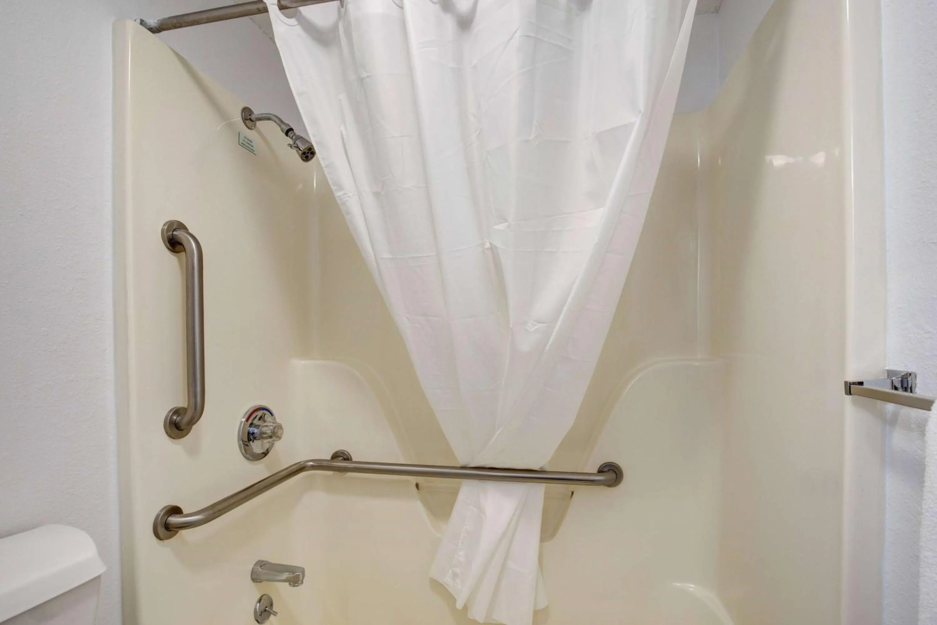 Bathroom in Southern Oaks Inn