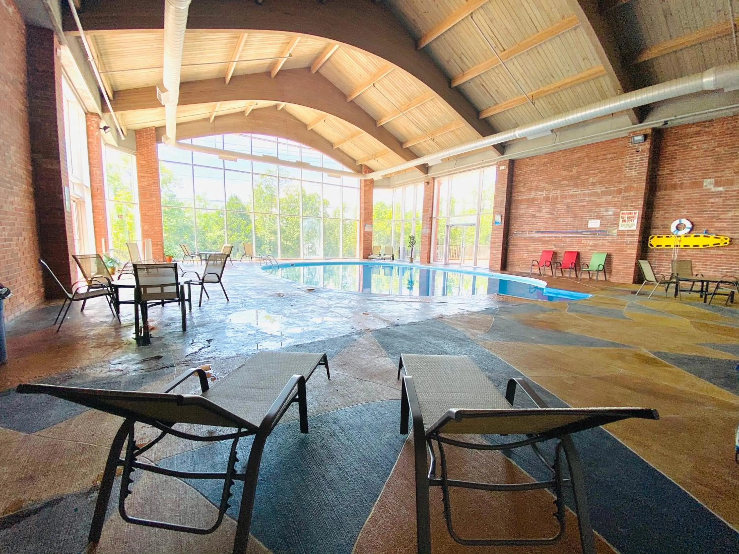 Swimming pool in Southern Oaks Inn