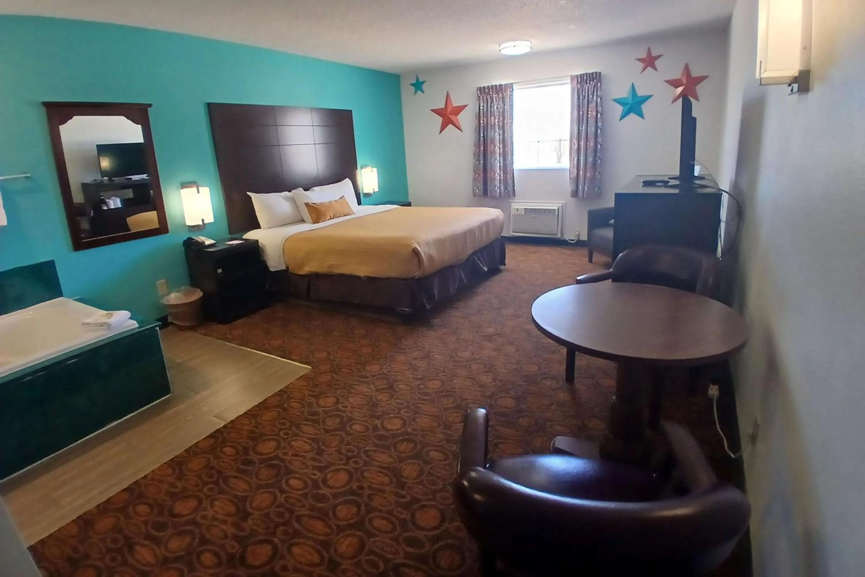 Photo of the whole room, Bed in Howard Johnson by Wyndham Branson Theatre District