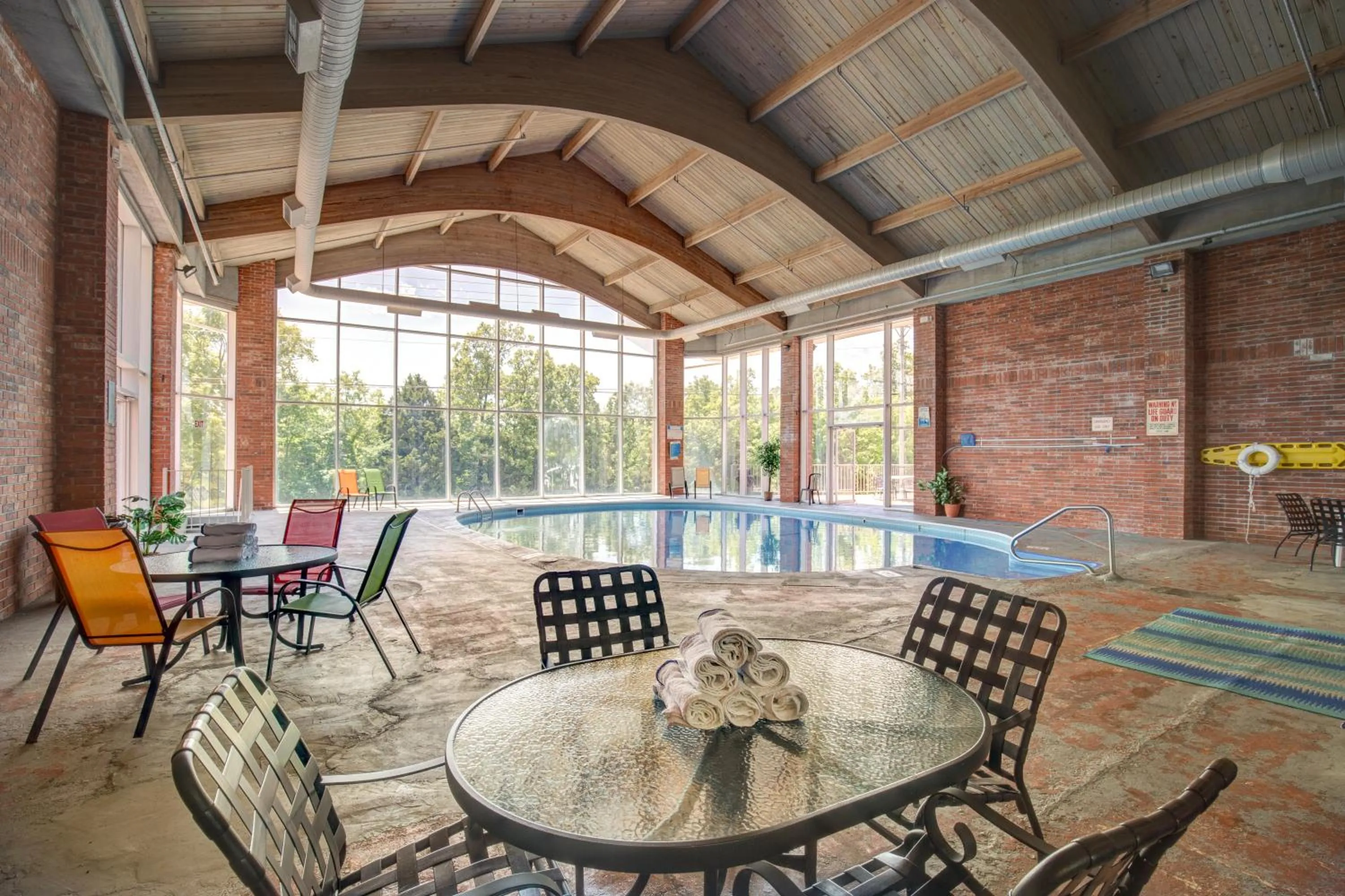Swimming pool in Southern Oaks Inn