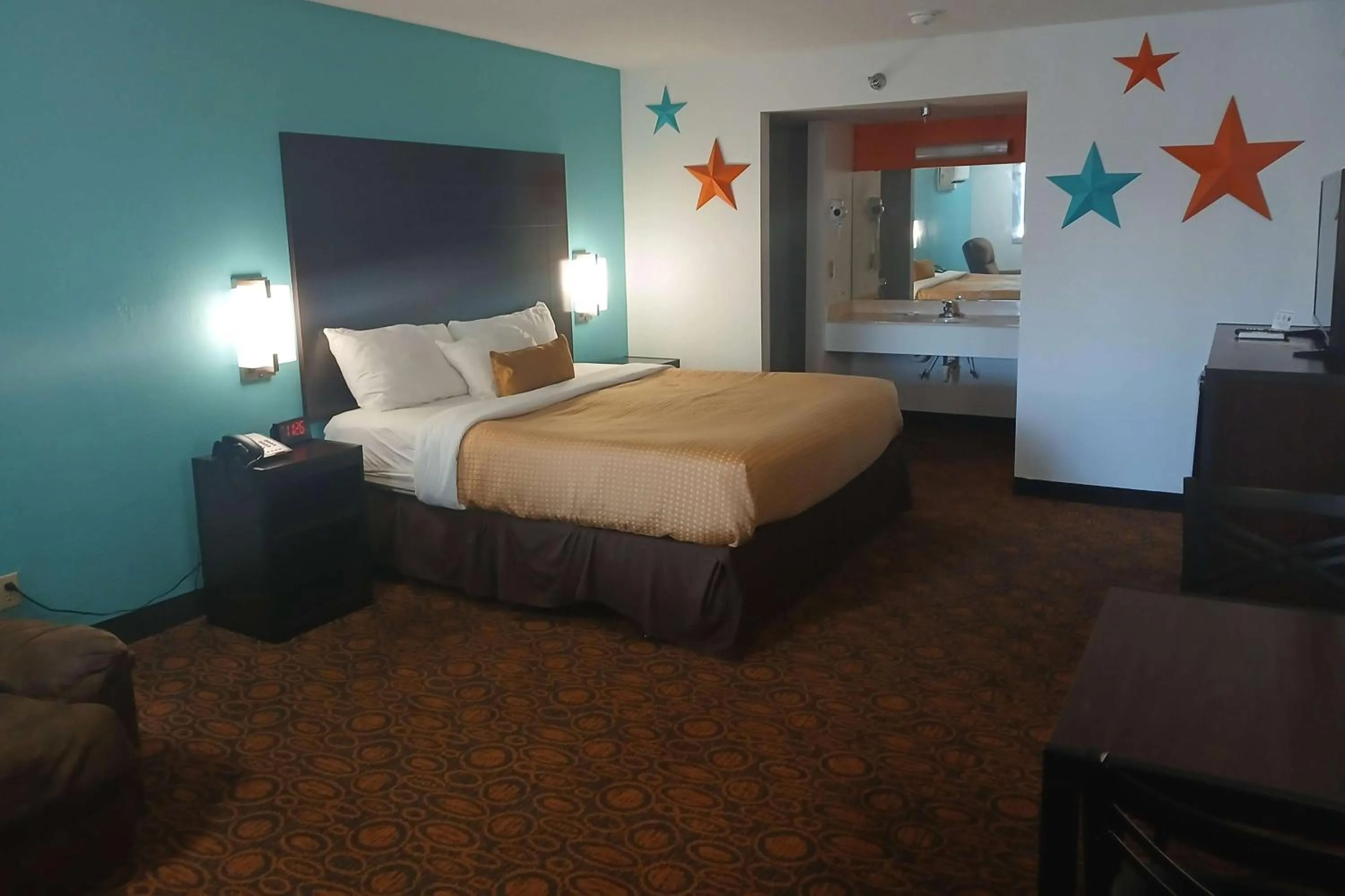 Photo of the whole room, Bed in Howard Johnson by Wyndham Branson Theatre District
