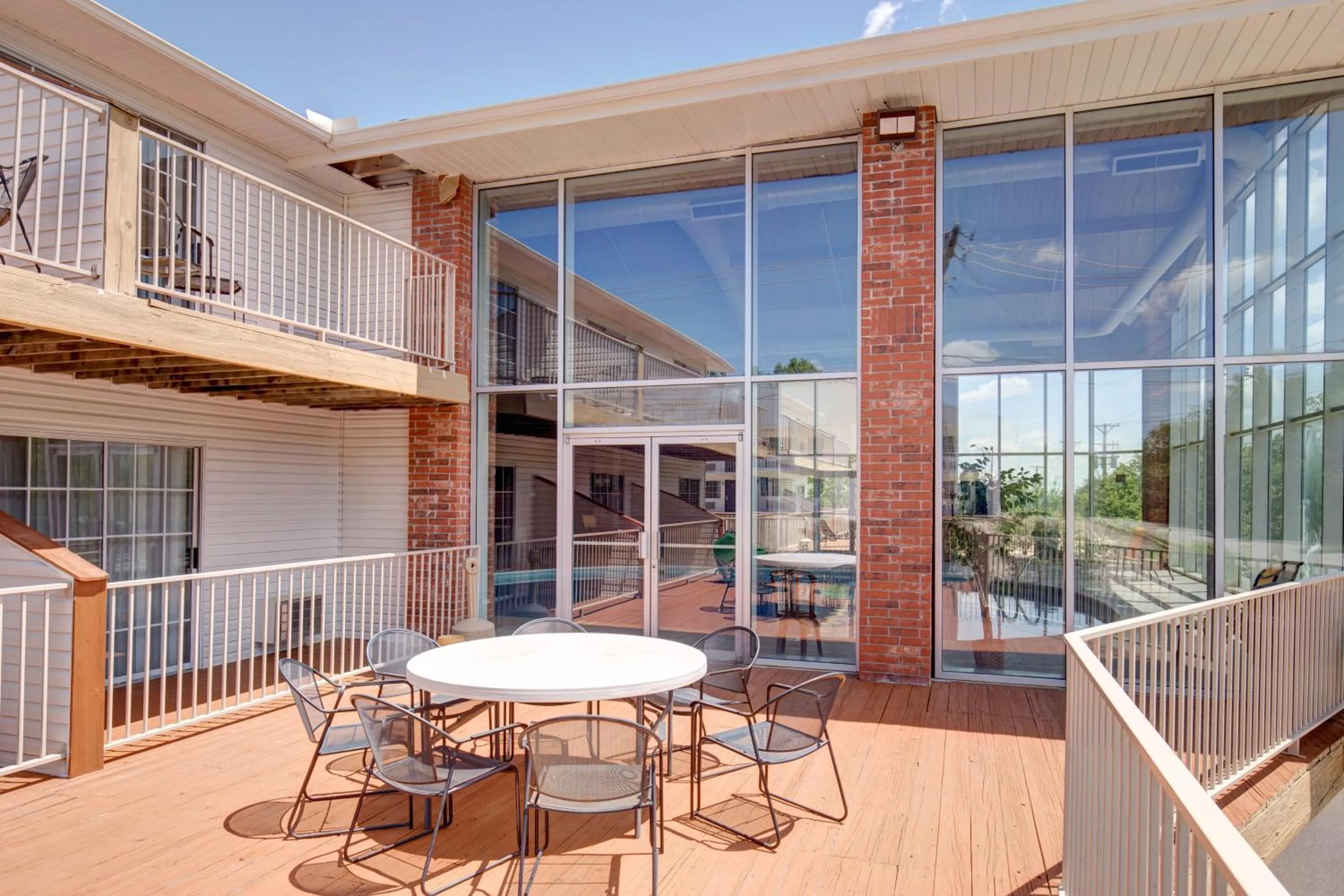 Patio in Southern Oaks Inn