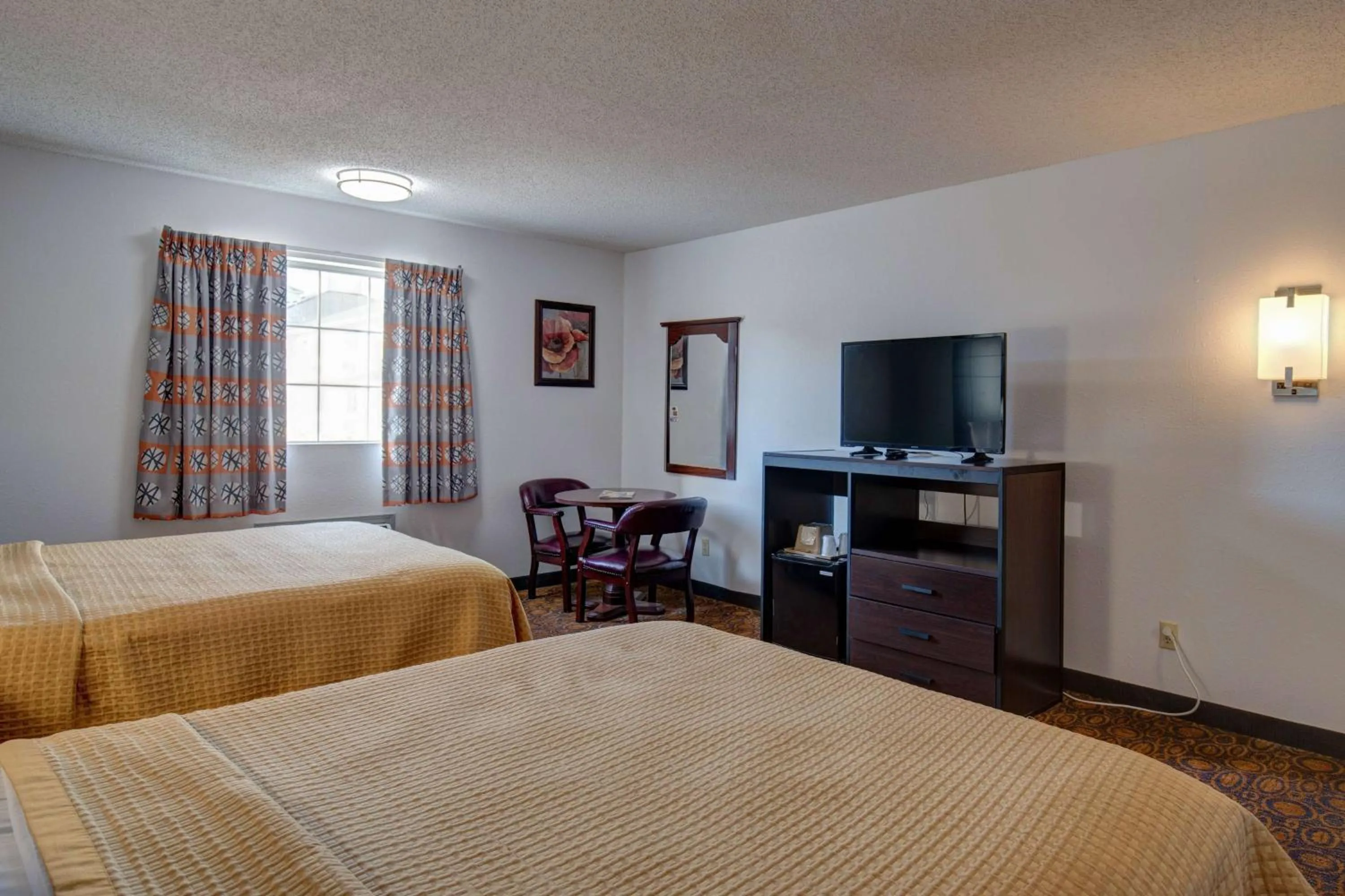 Photo of the whole room, Bed in Southern Oaks Inn