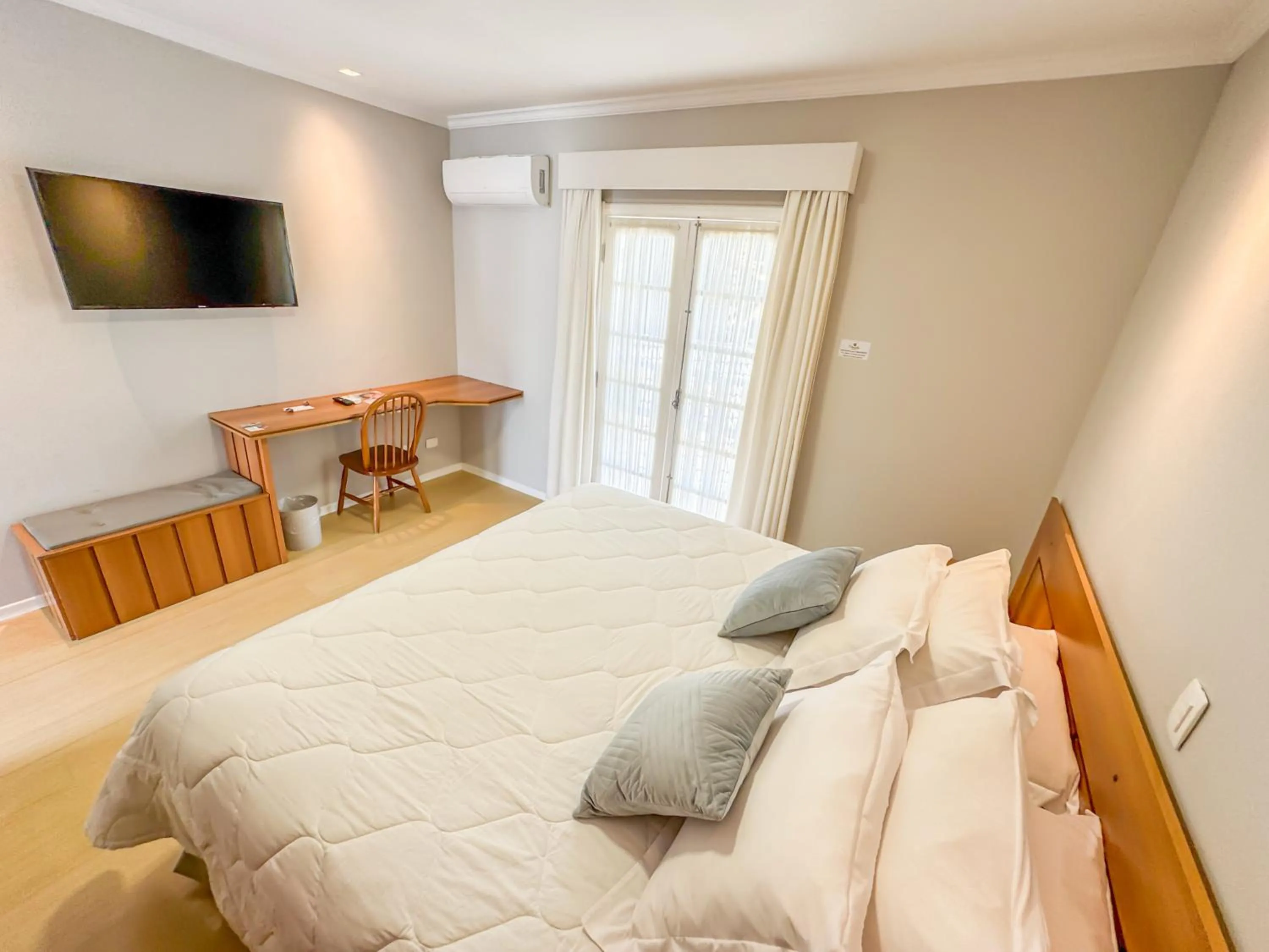 Bedroom, Bed in Pousada Nacional Inn Campos do Jordão