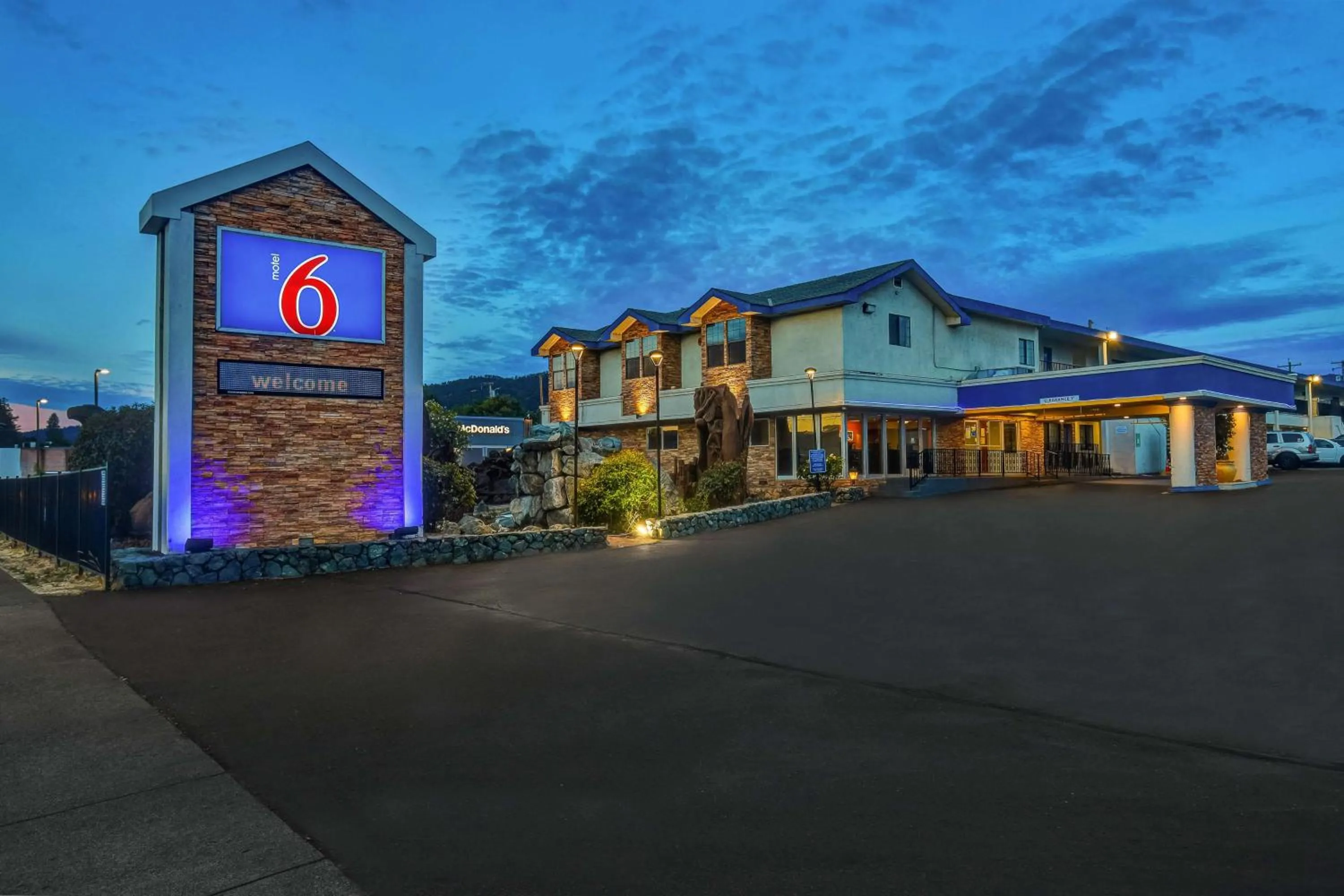 Property building in Motel 6-Ukiah, CA - North