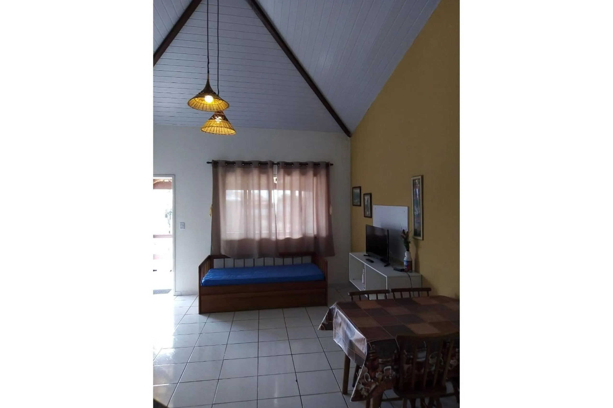 Living room, Bed in ECONOMICS- Amplo, Ventilado e Aconchegante