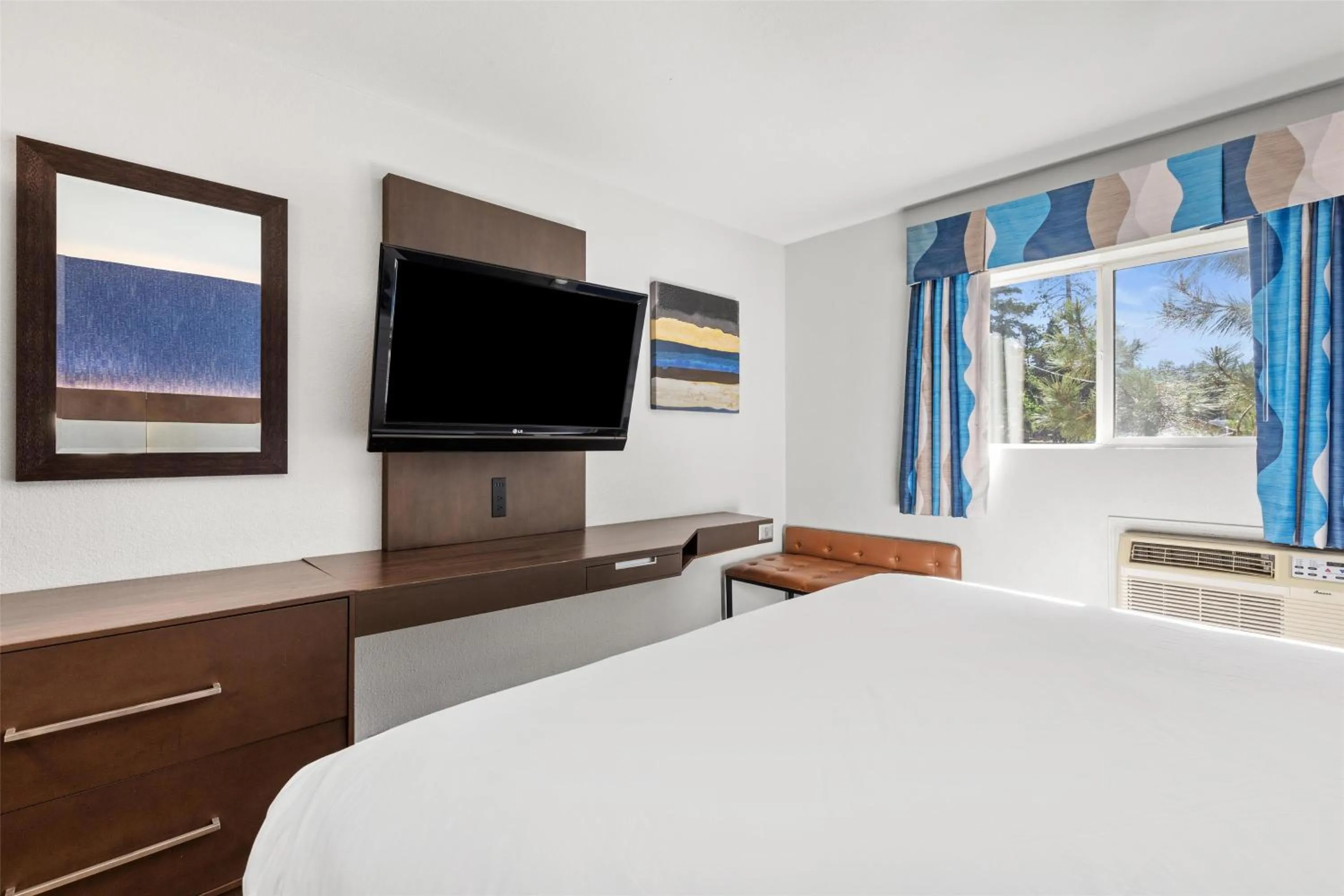 Bedroom, Bed in SureStay Plus Hotel by Best Western Mammoth Lakes