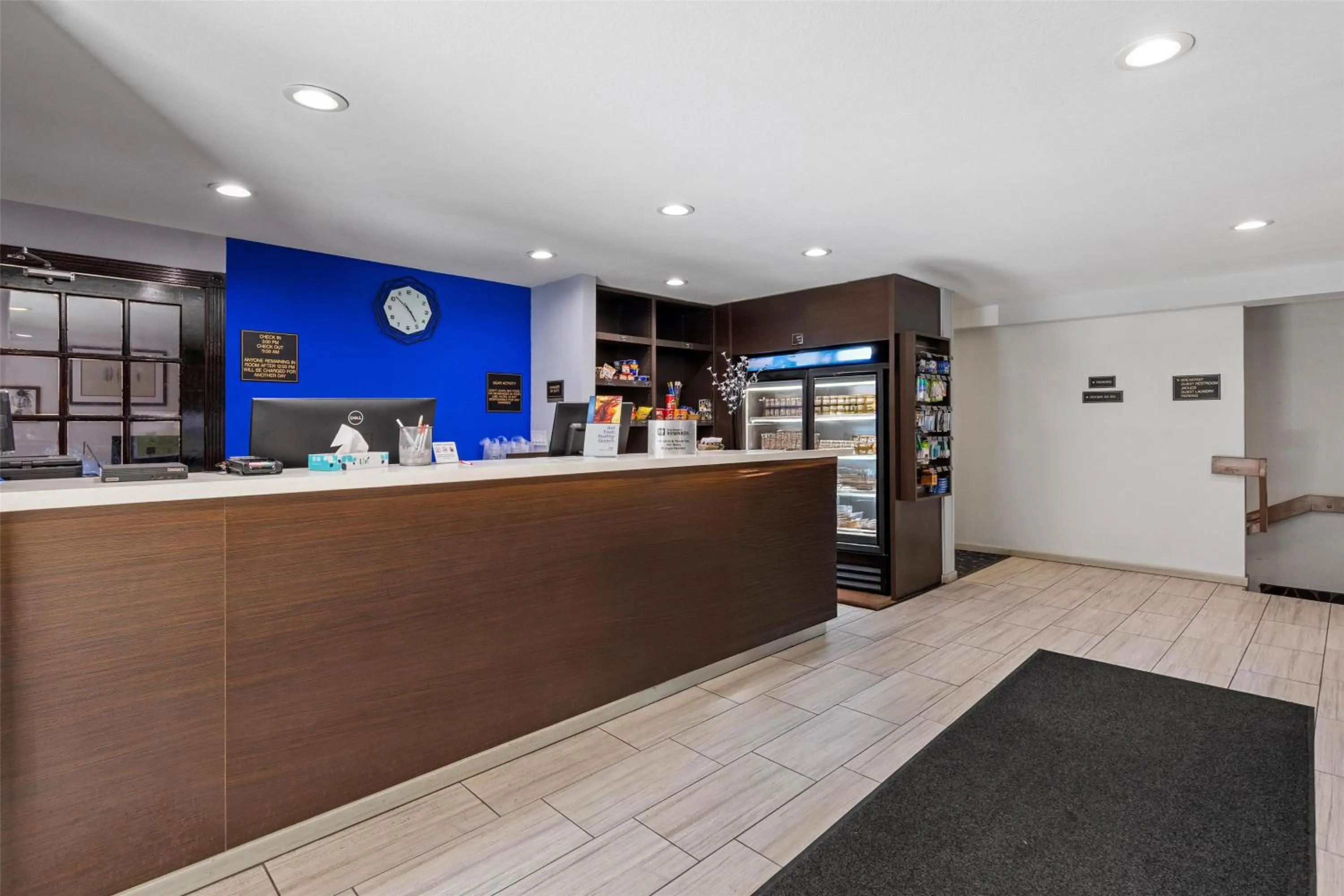 Lobby or reception in SureStay Plus Hotel by Best Western Mammoth Lakes