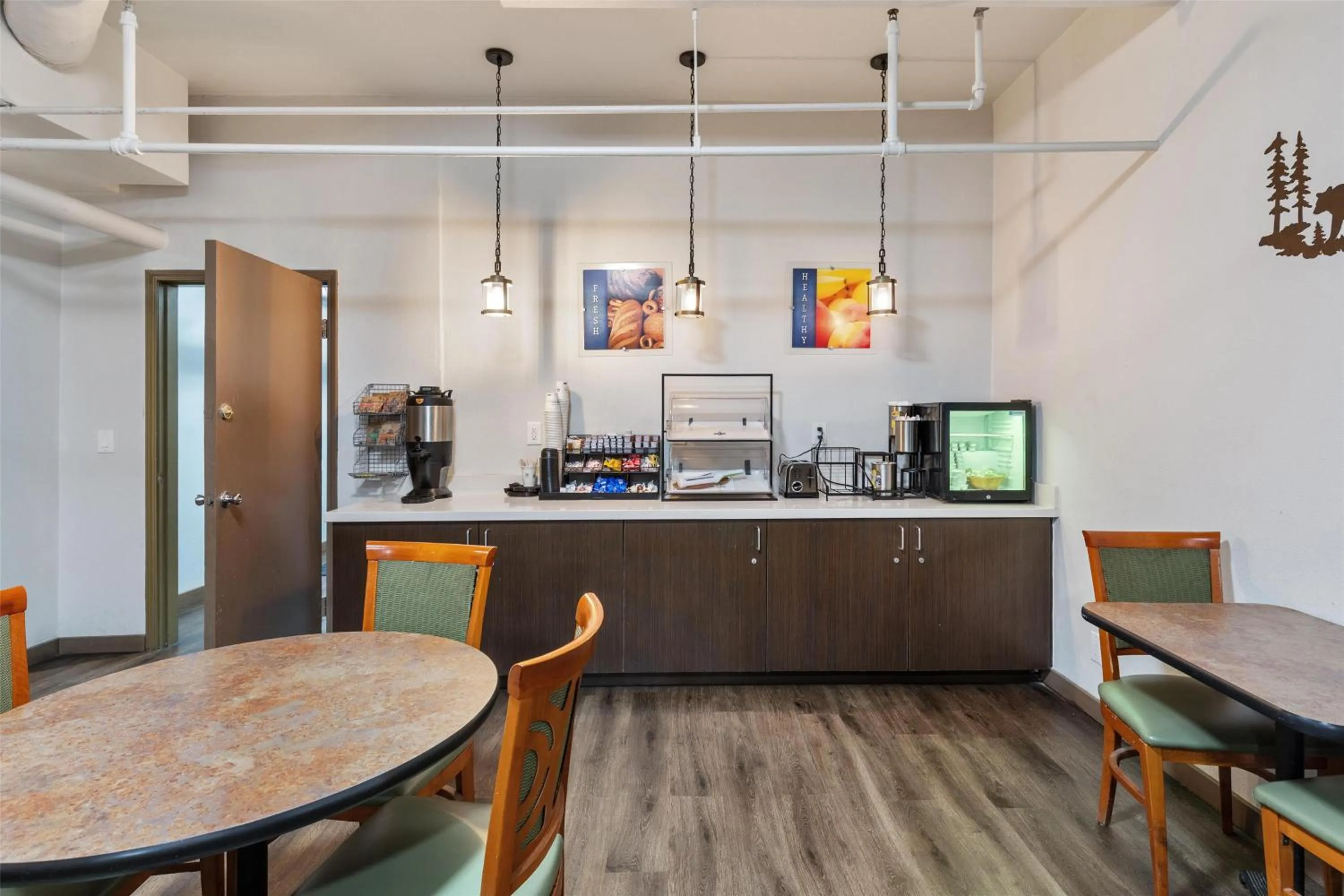 Restaurant/places to eat in SureStay Plus Hotel by Best Western Mammoth Lakes