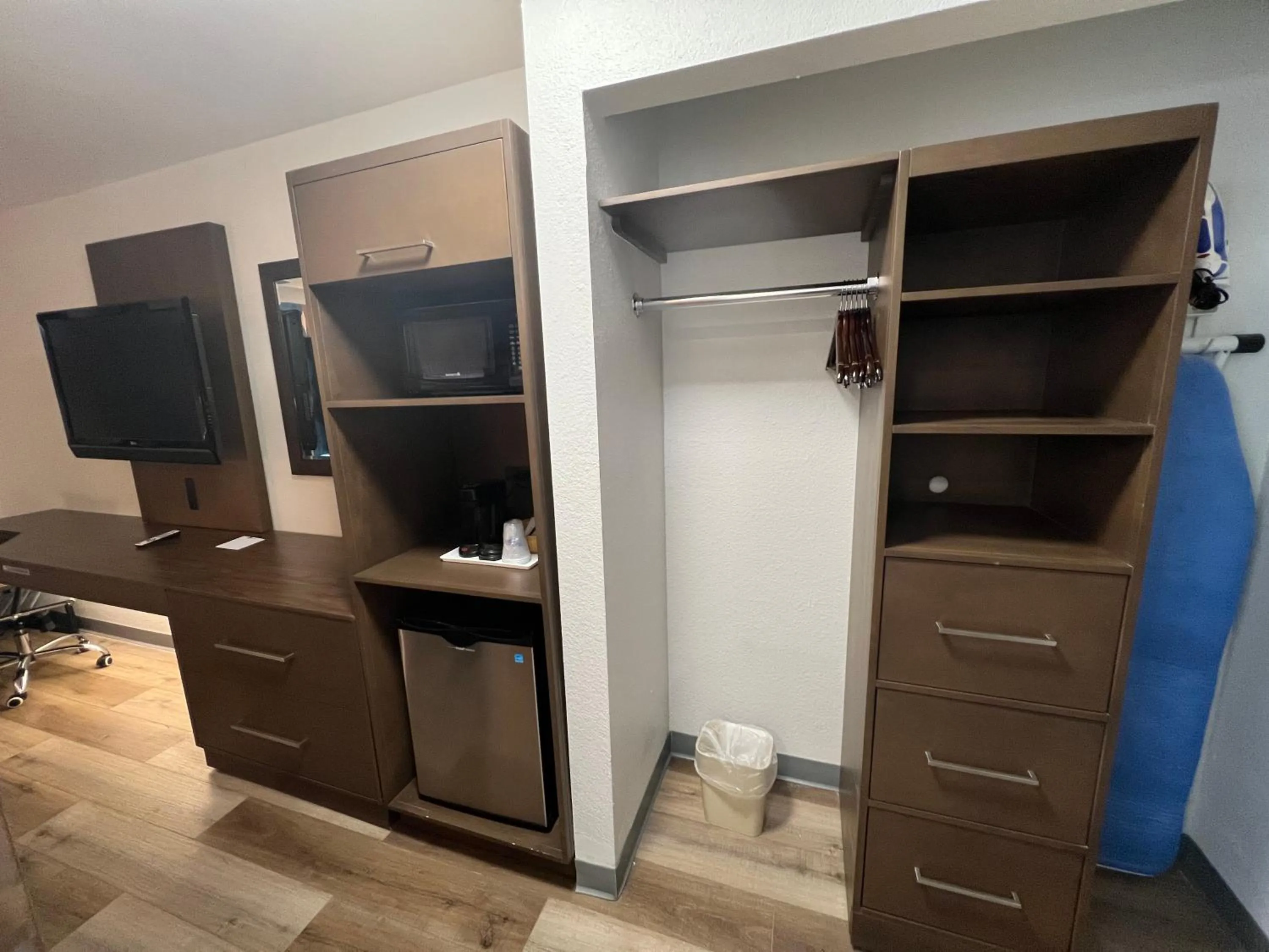 TV and multimedia in SureStay Plus Hotel by Best Western Mammoth Lakes