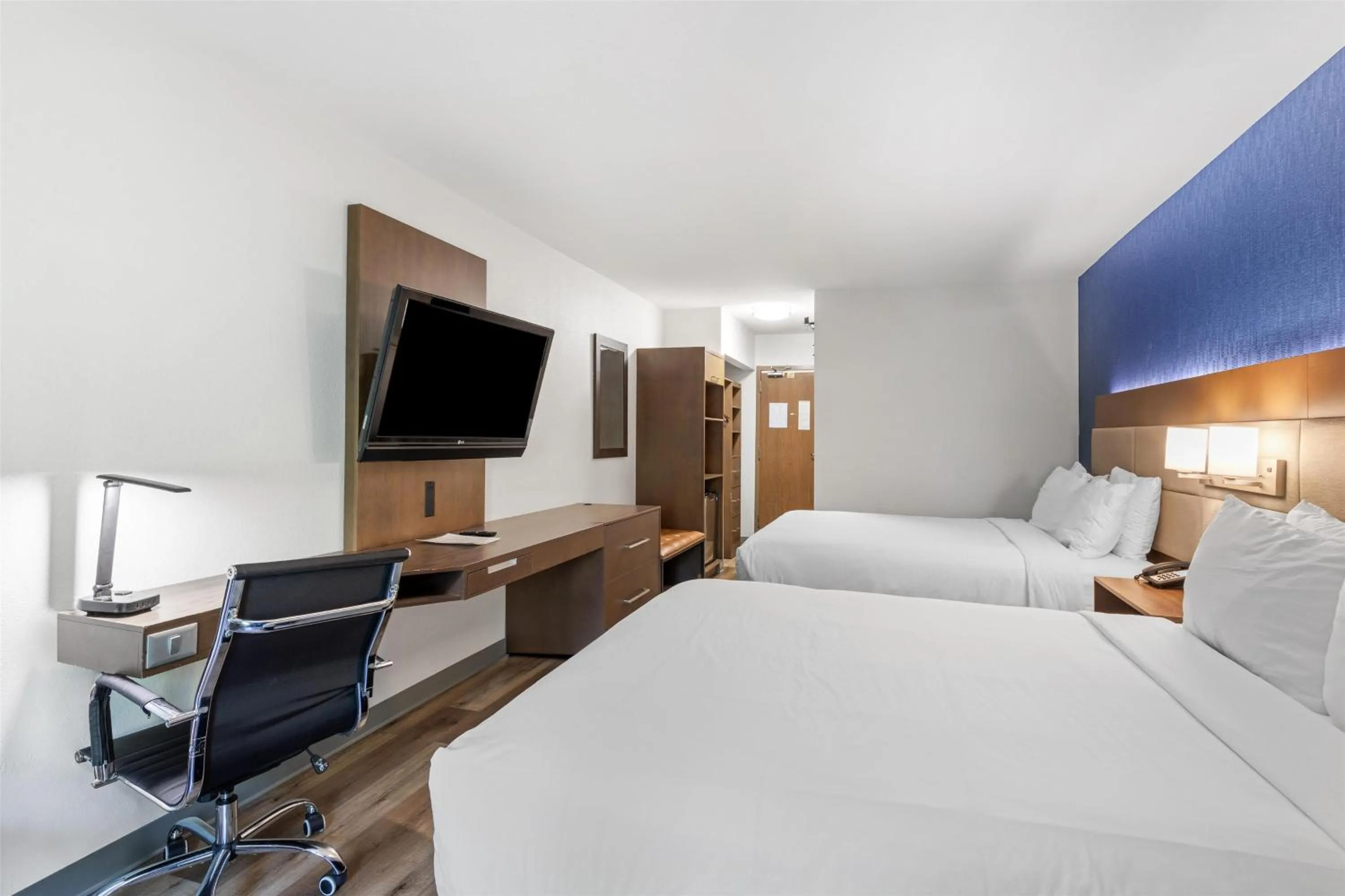 Bedroom, Bed in SureStay Plus Hotel by Best Western Mammoth Lakes