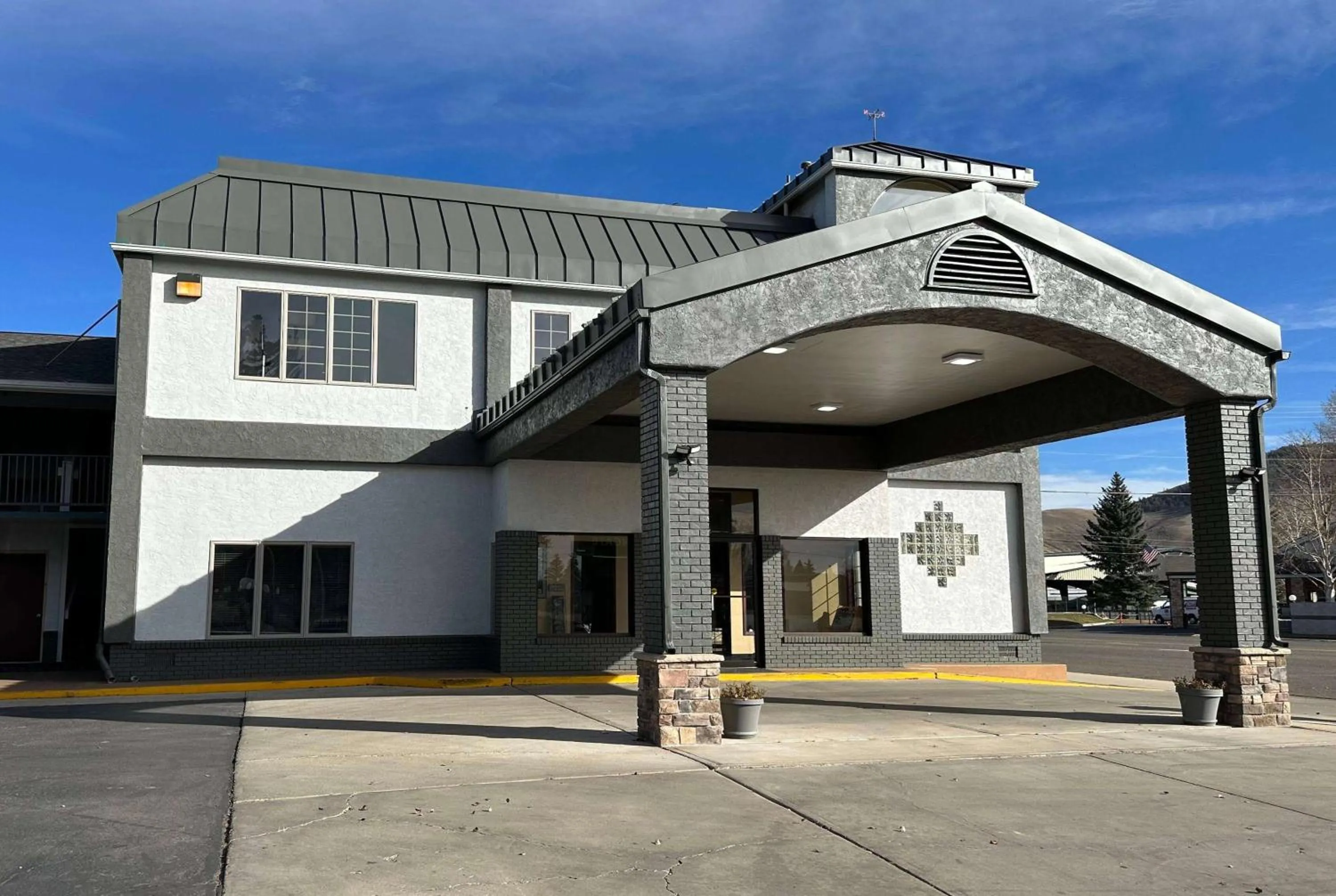 Property building in Wingate by Wyndham Gunnison Near Western Colorado University