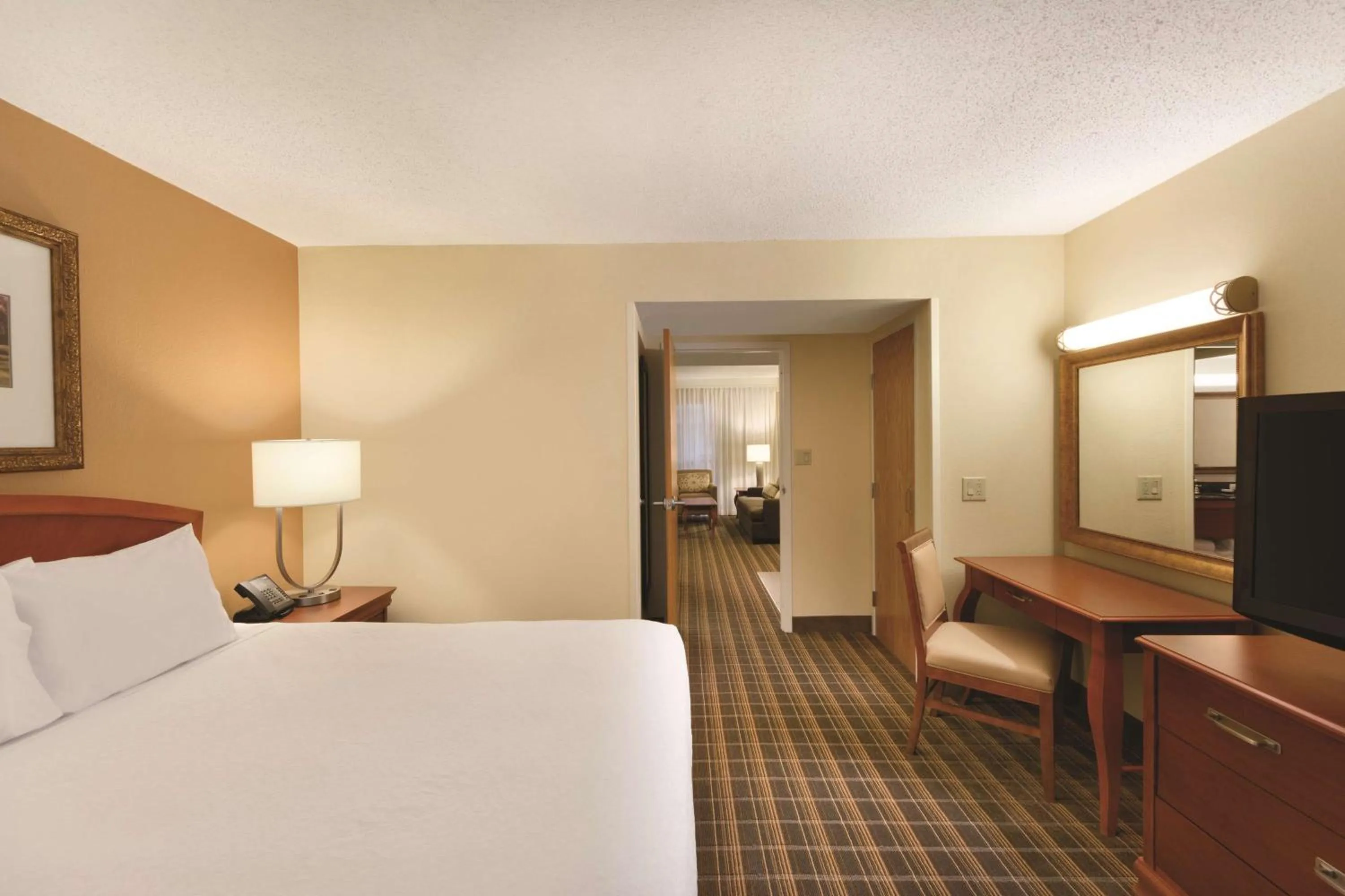Bed in Embassy Suites Greenville Golf Resort & Conference Center