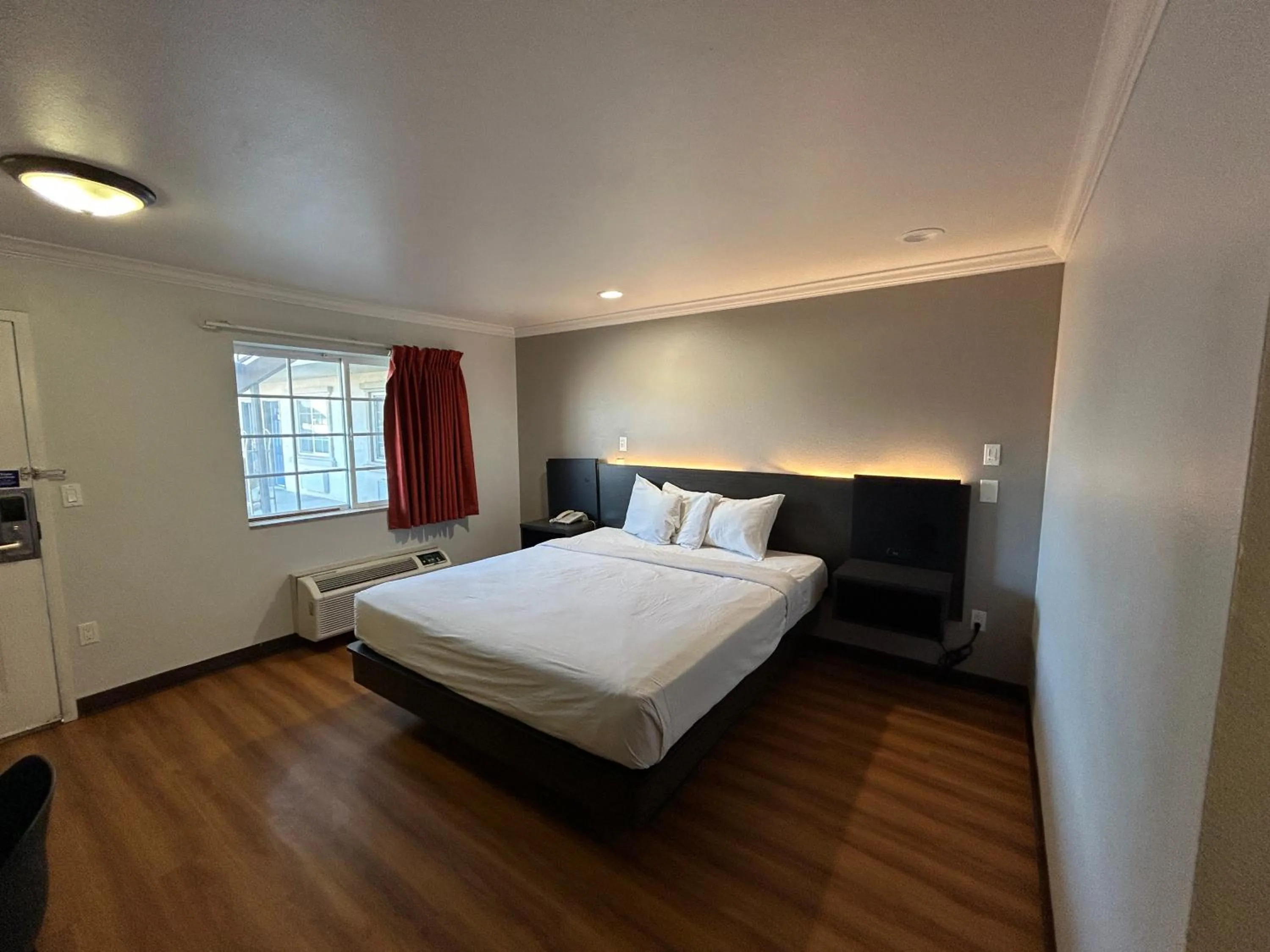 Bed in Studio 6 Mojave, CA - Airport