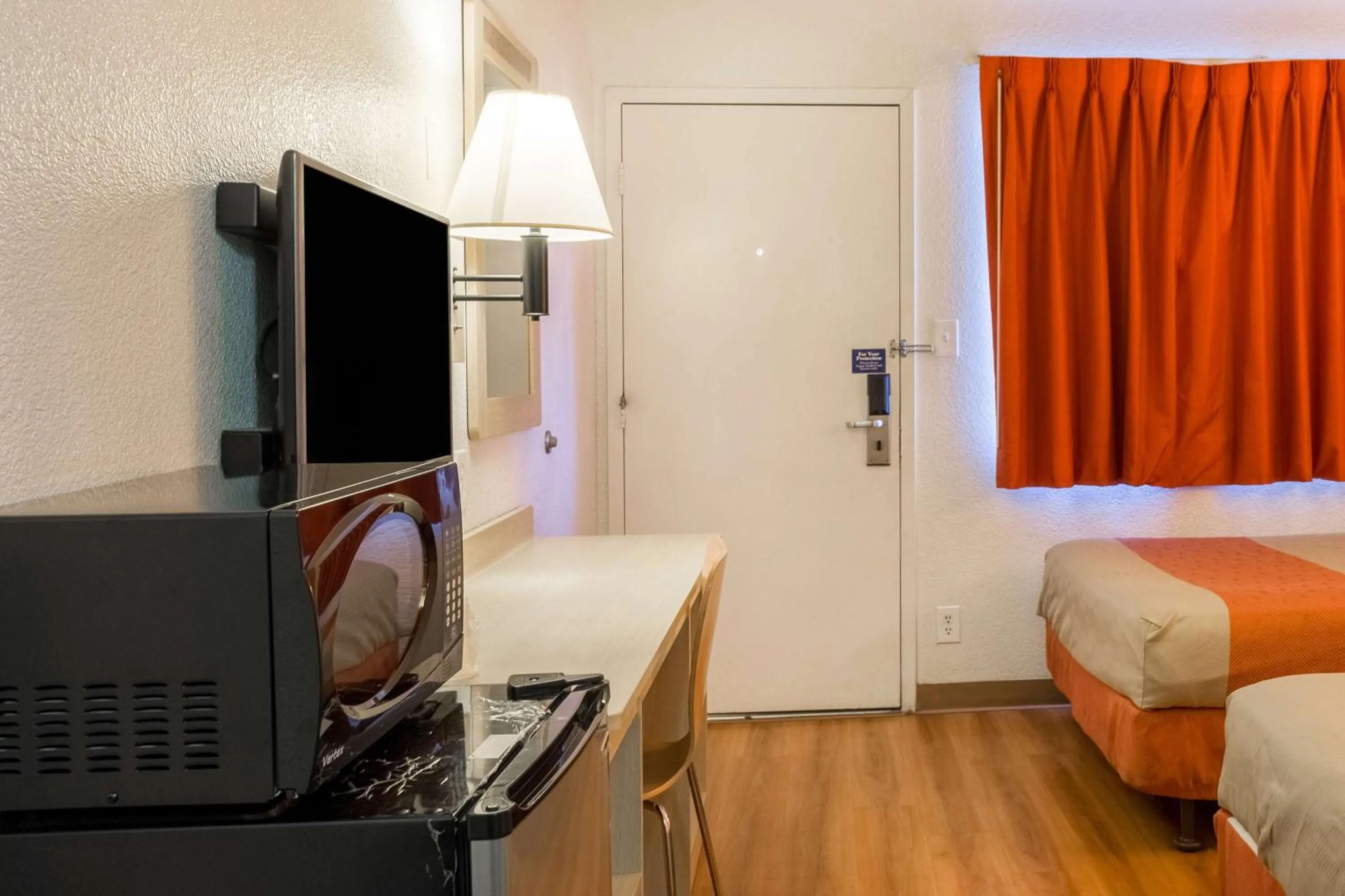 Bedroom in Motel 6-Mojave, CA - Airport