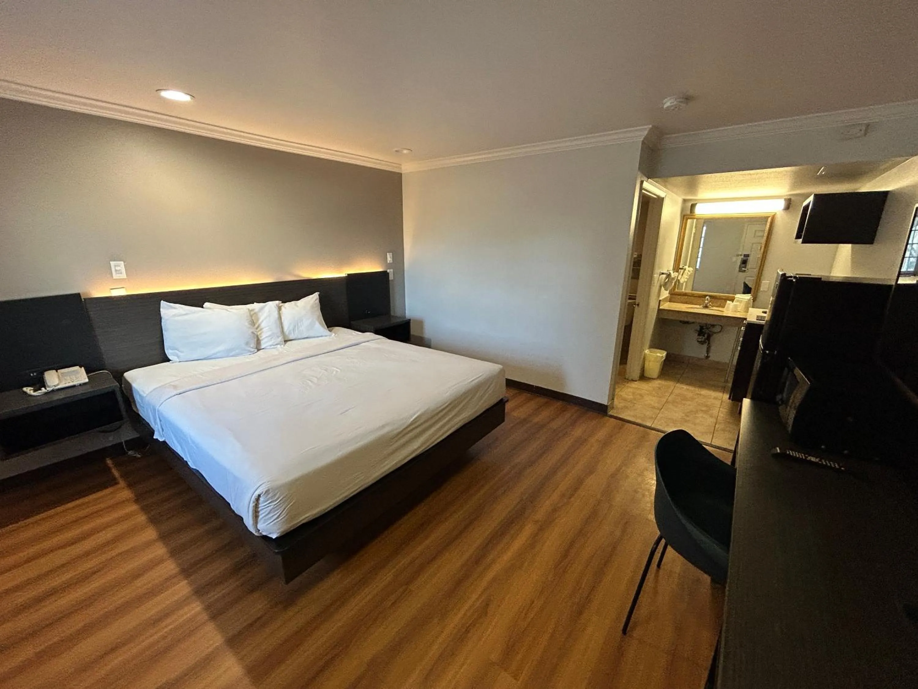 Bed in Studio 6 Mojave, CA - Airport