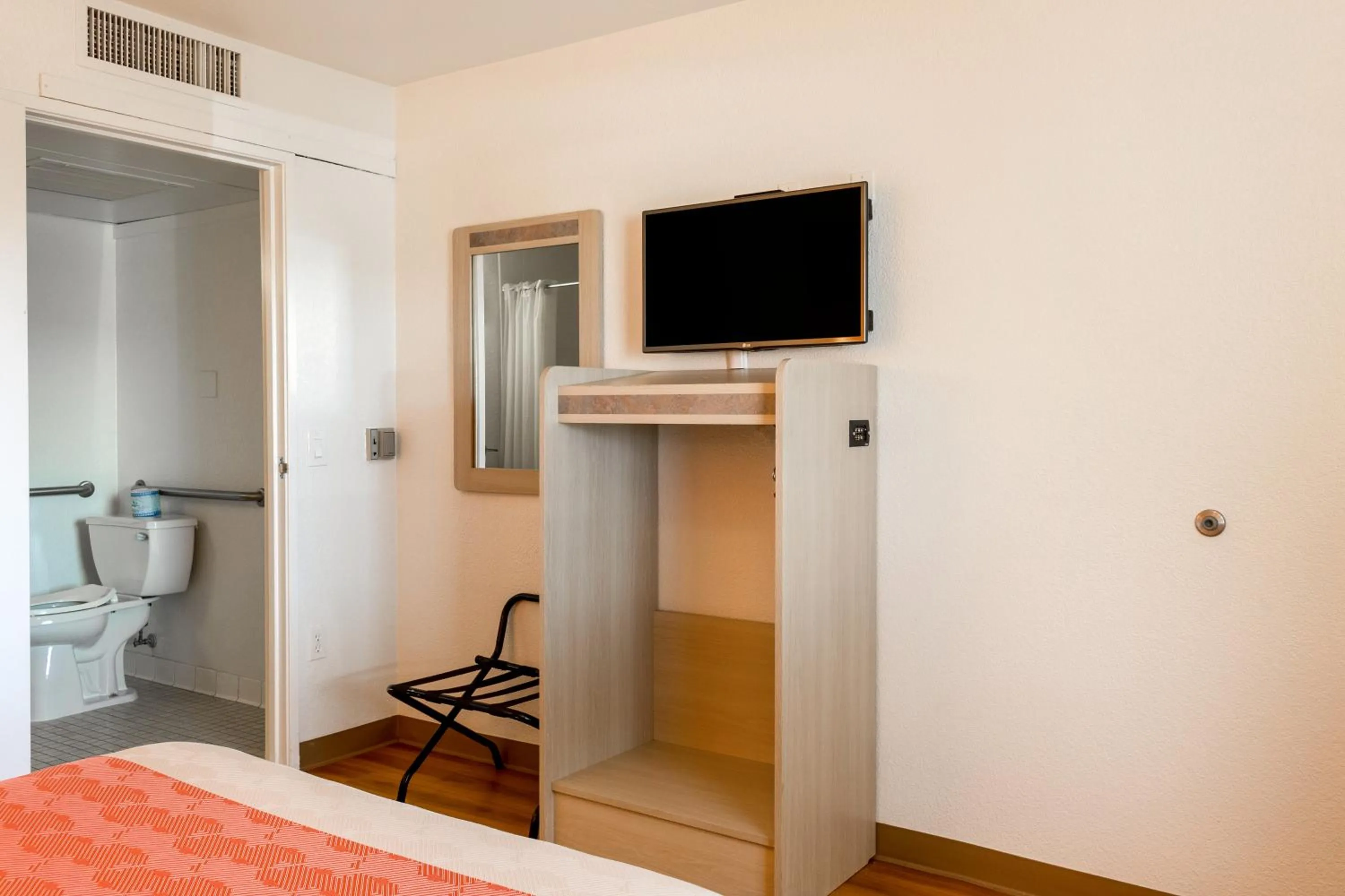 Photo of the whole room, Bed in Motel 6-Mojave, CA - Airport