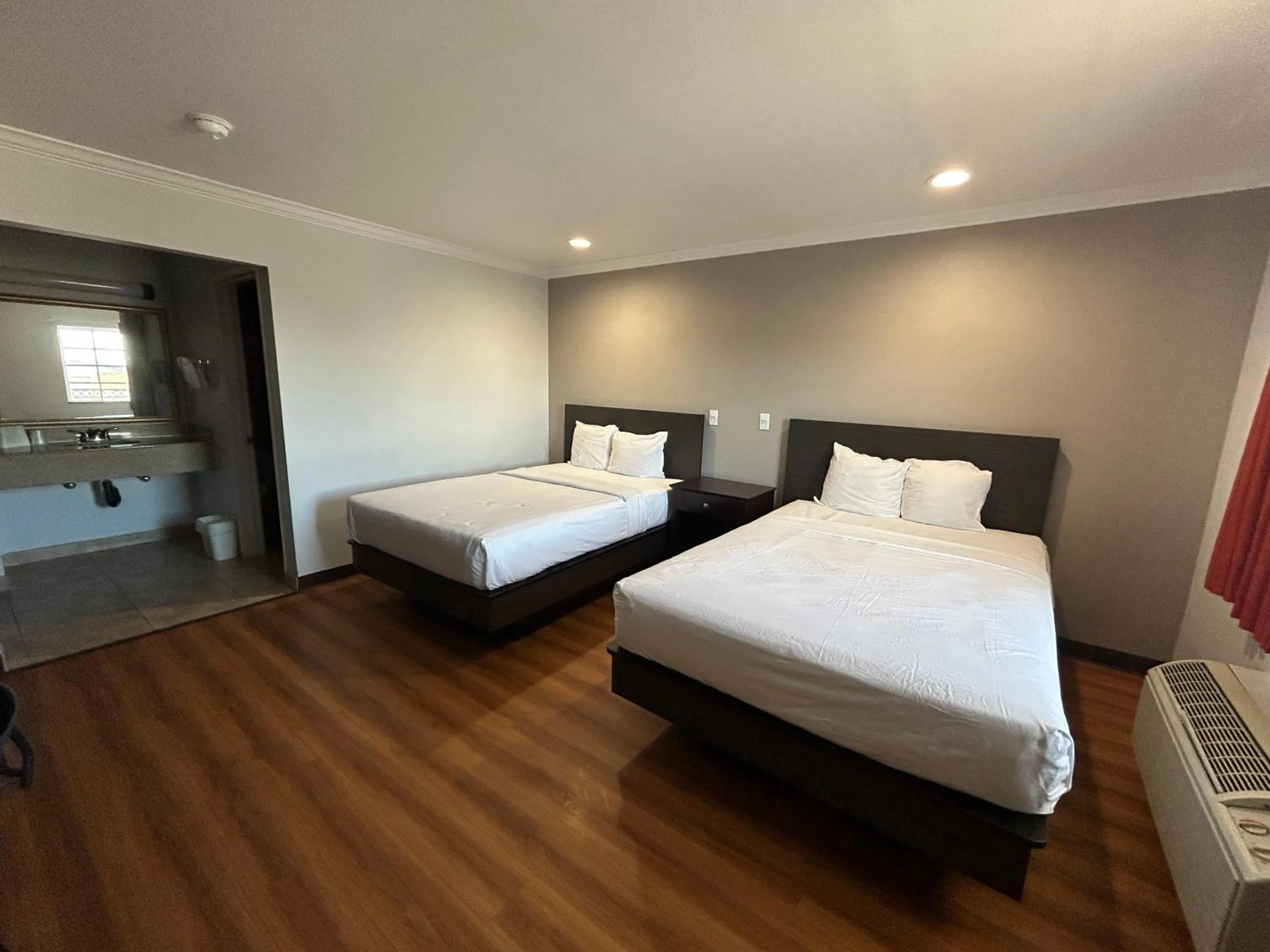 Bed in Studio 6 Mojave, CA - Airport