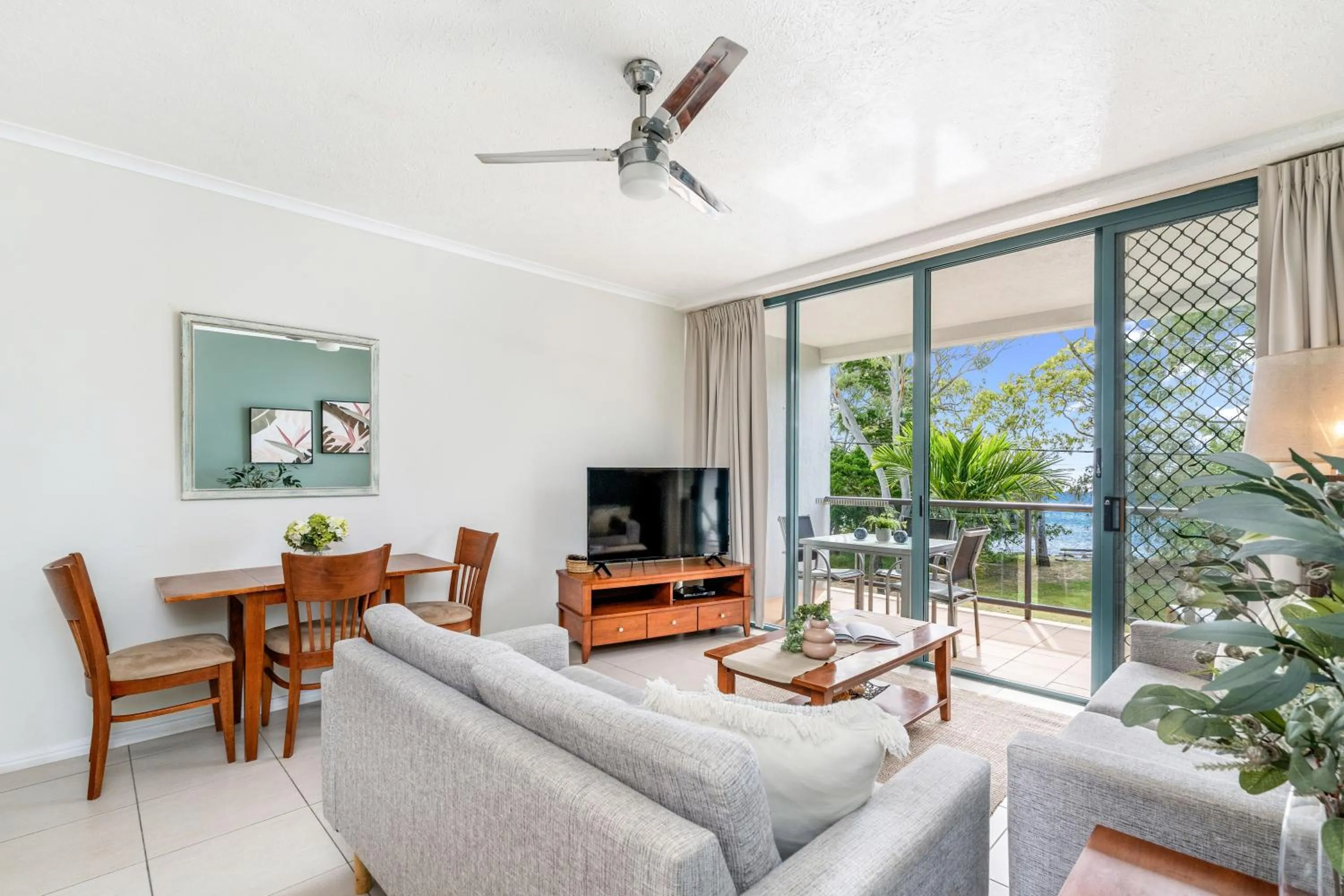 Communal lounge/ TV room in Shelly Bay Resort