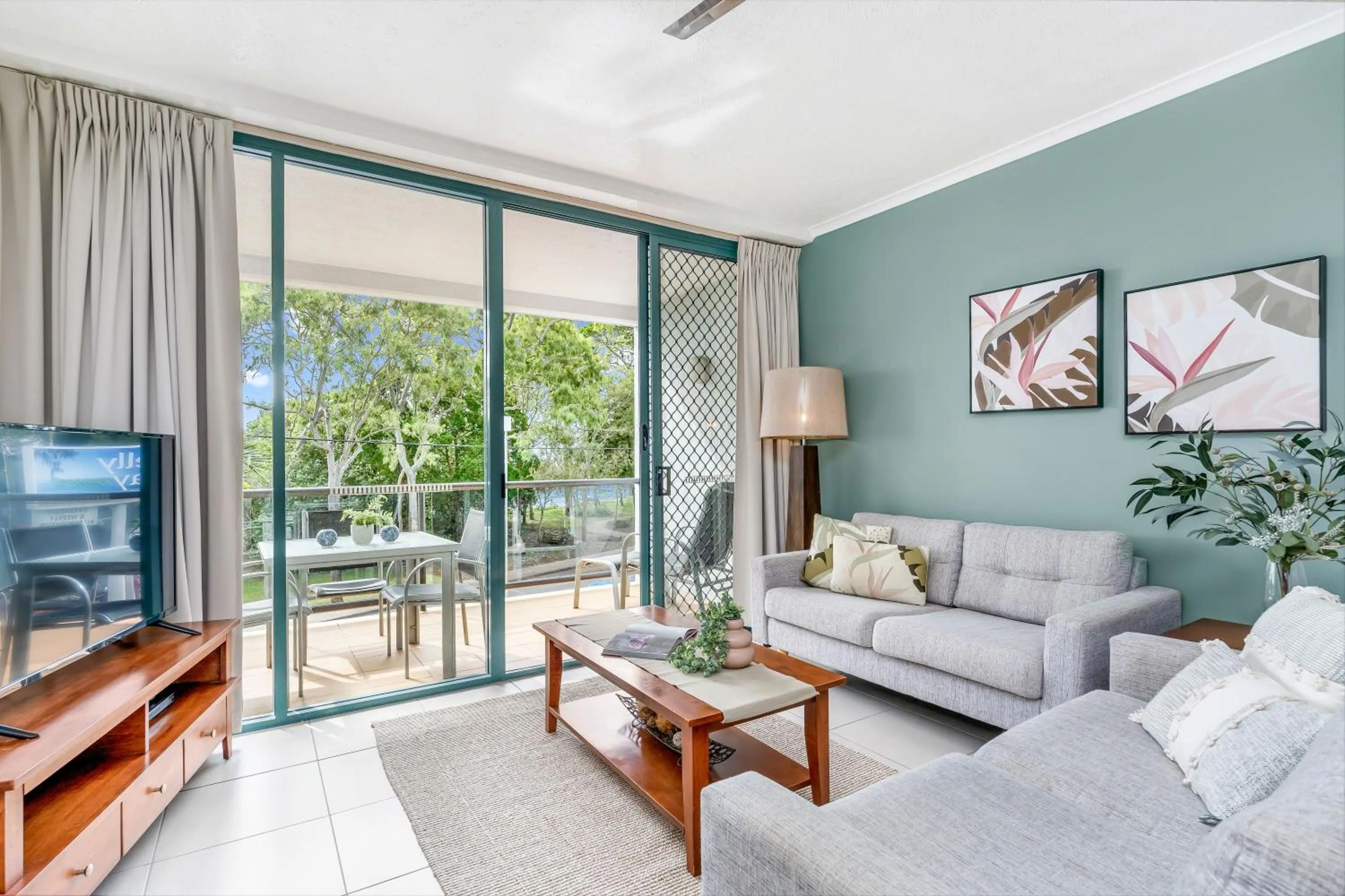 Communal lounge/ TV room in Shelly Bay Resort