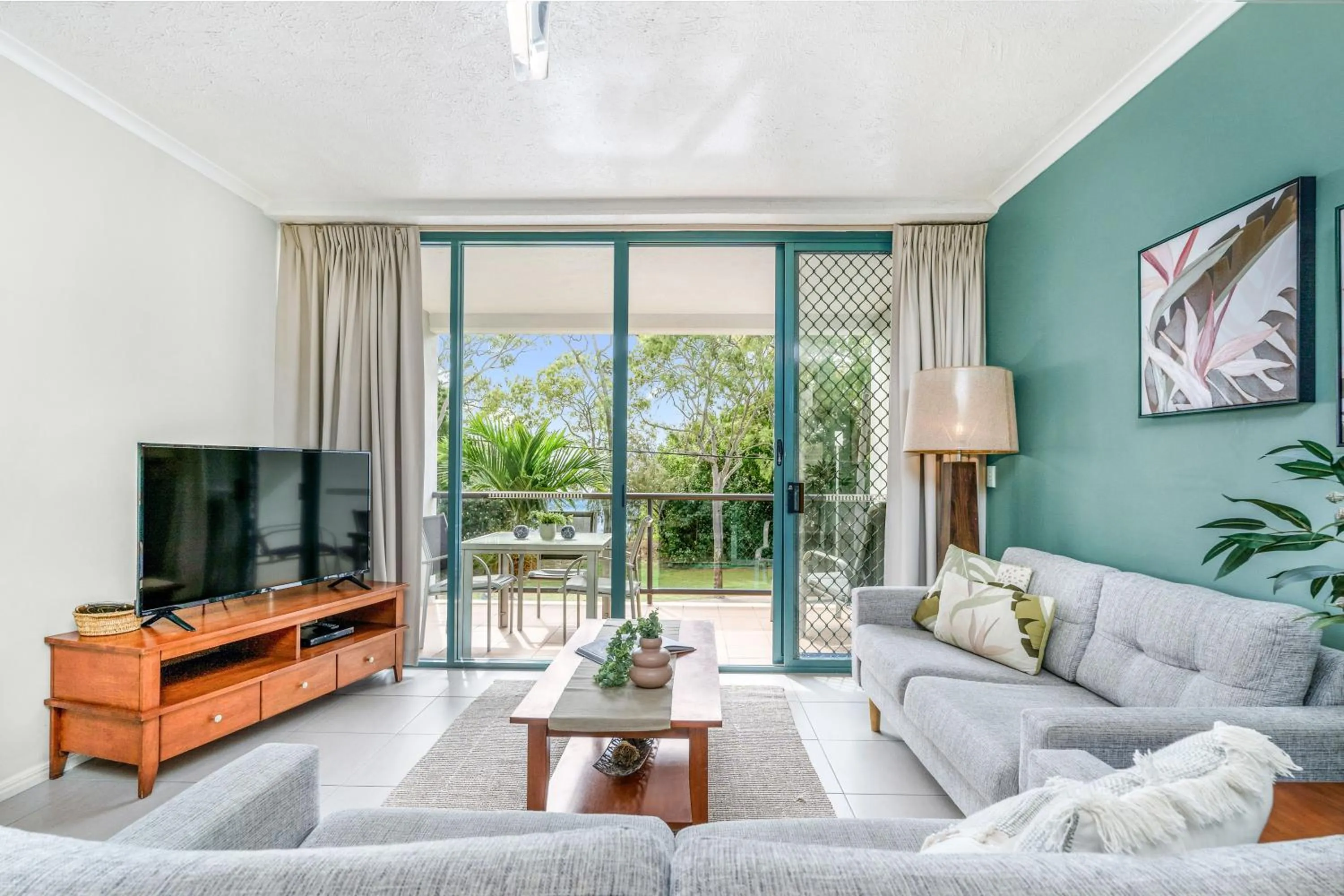 Communal lounge/ TV room in Shelly Bay Resort