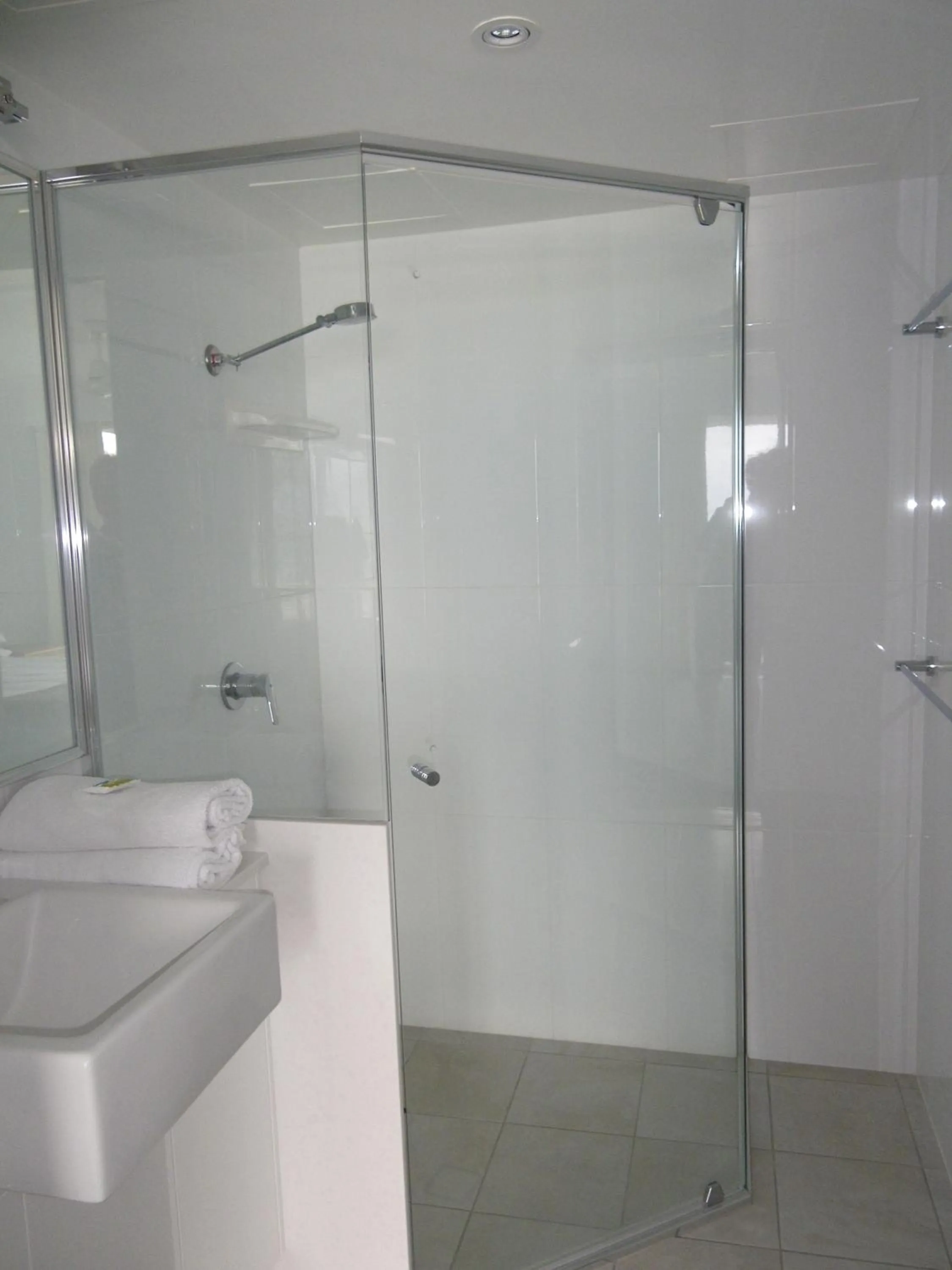 Bathroom in Pacific Surf Absolute Beachfront Apartments