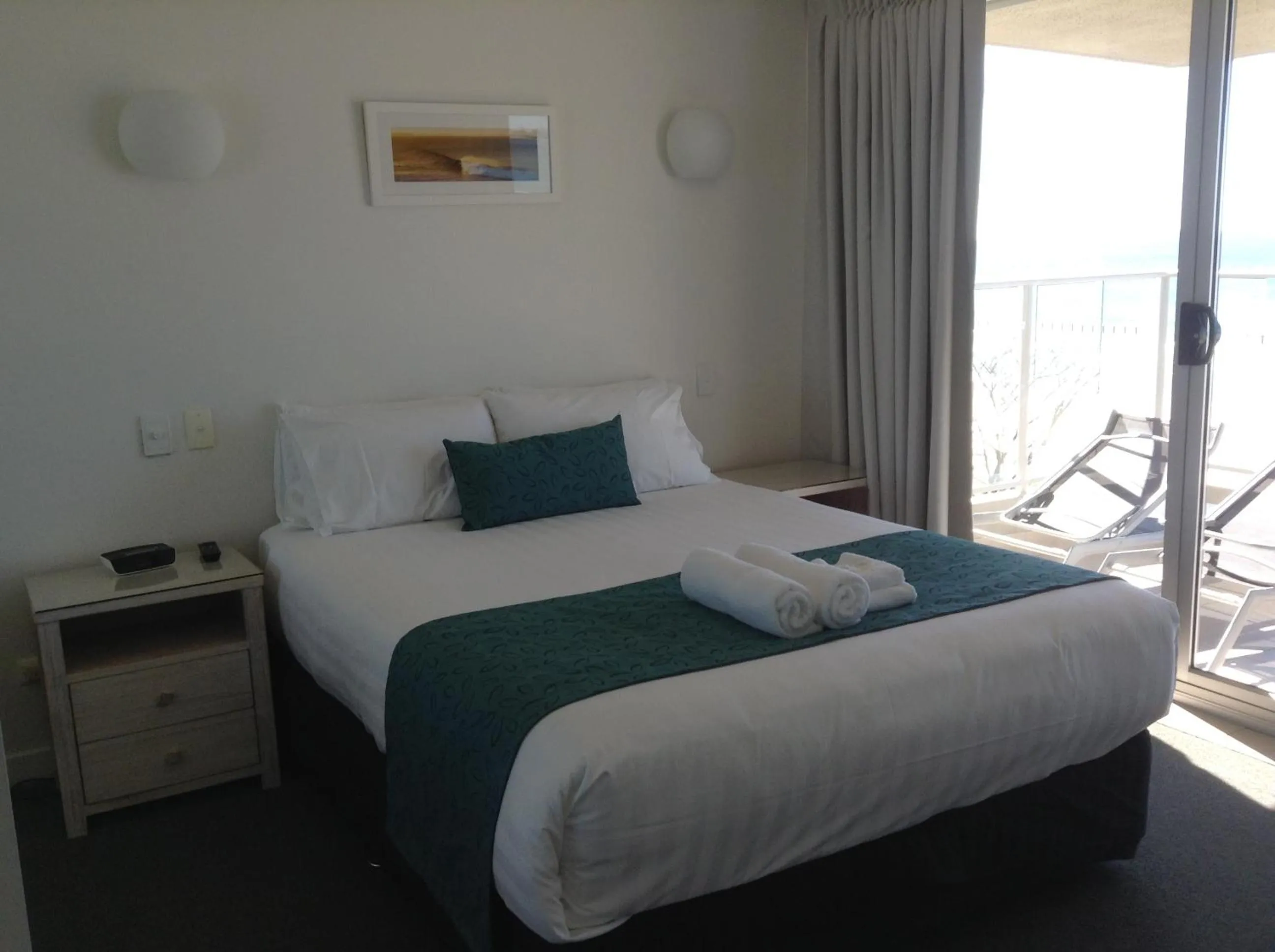 Bed in Pacific Surf Absolute Beachfront Apartments