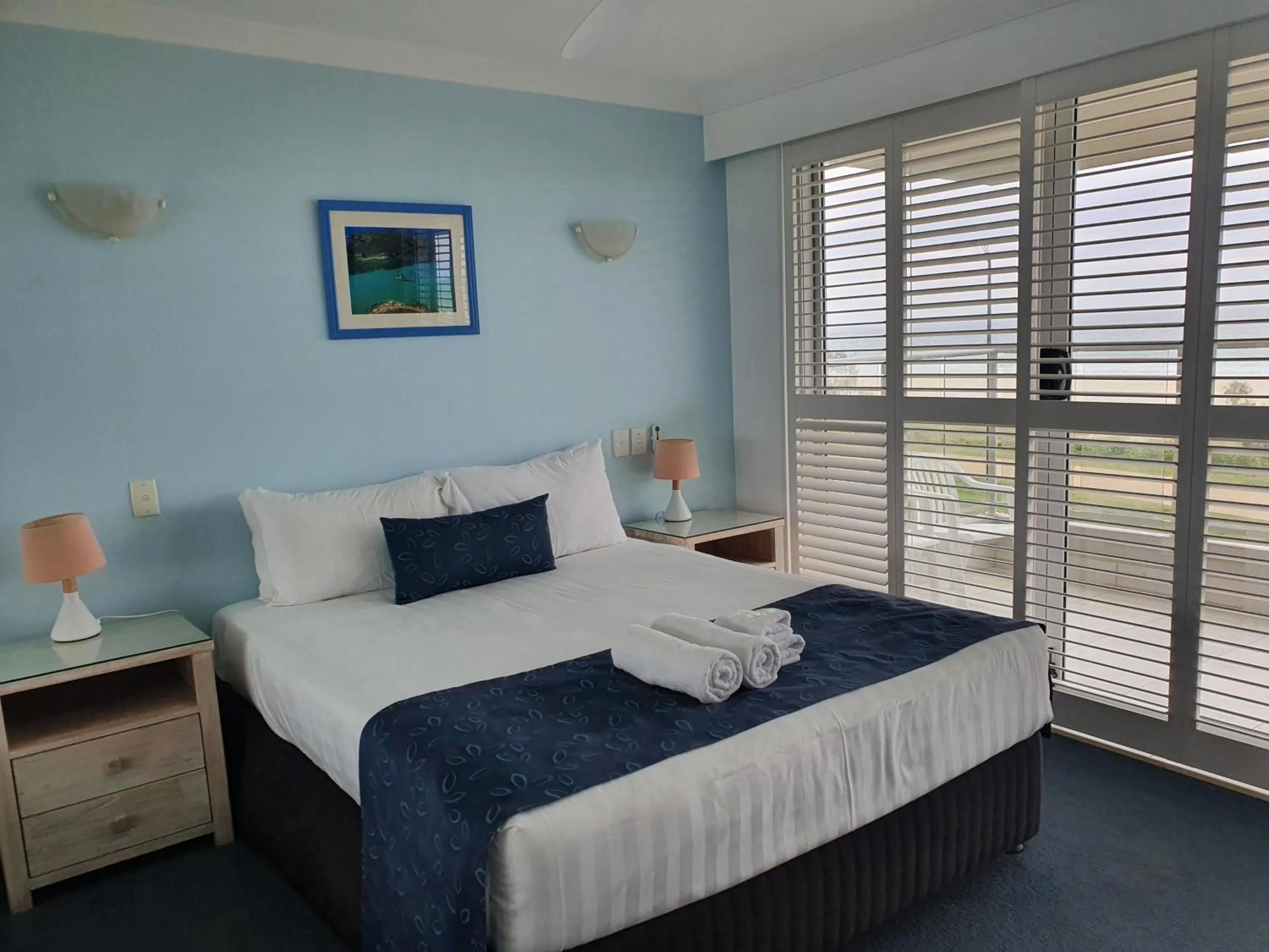 Bed in Pacific Surf Absolute Beachfront Apartments