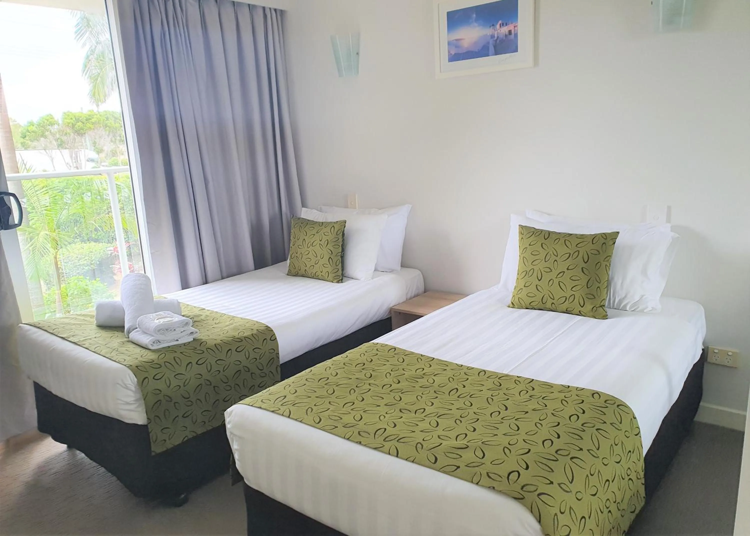 Bed in Pacific Surf Absolute Beachfront Apartments