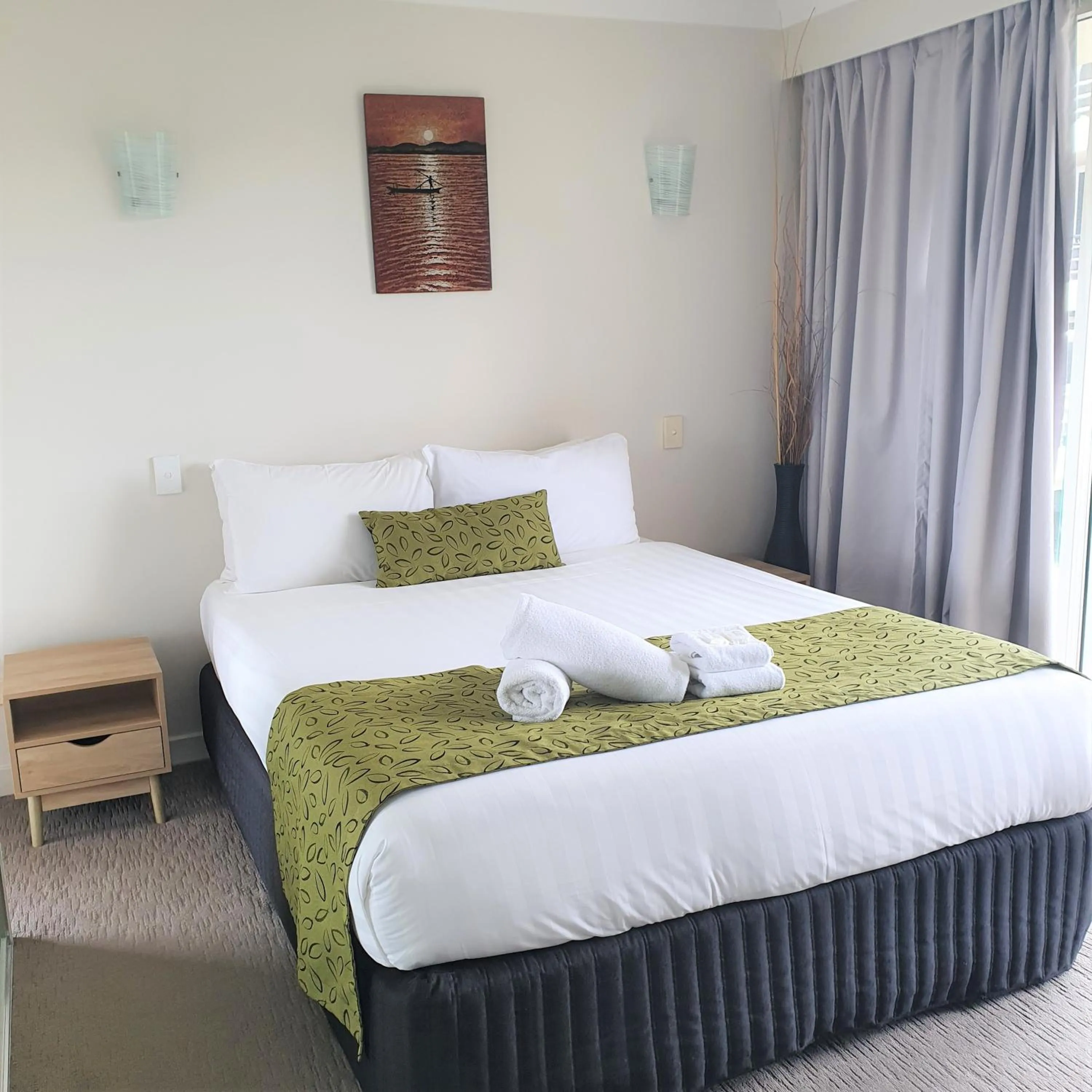 Bed in Pacific Surf Absolute Beachfront Apartments