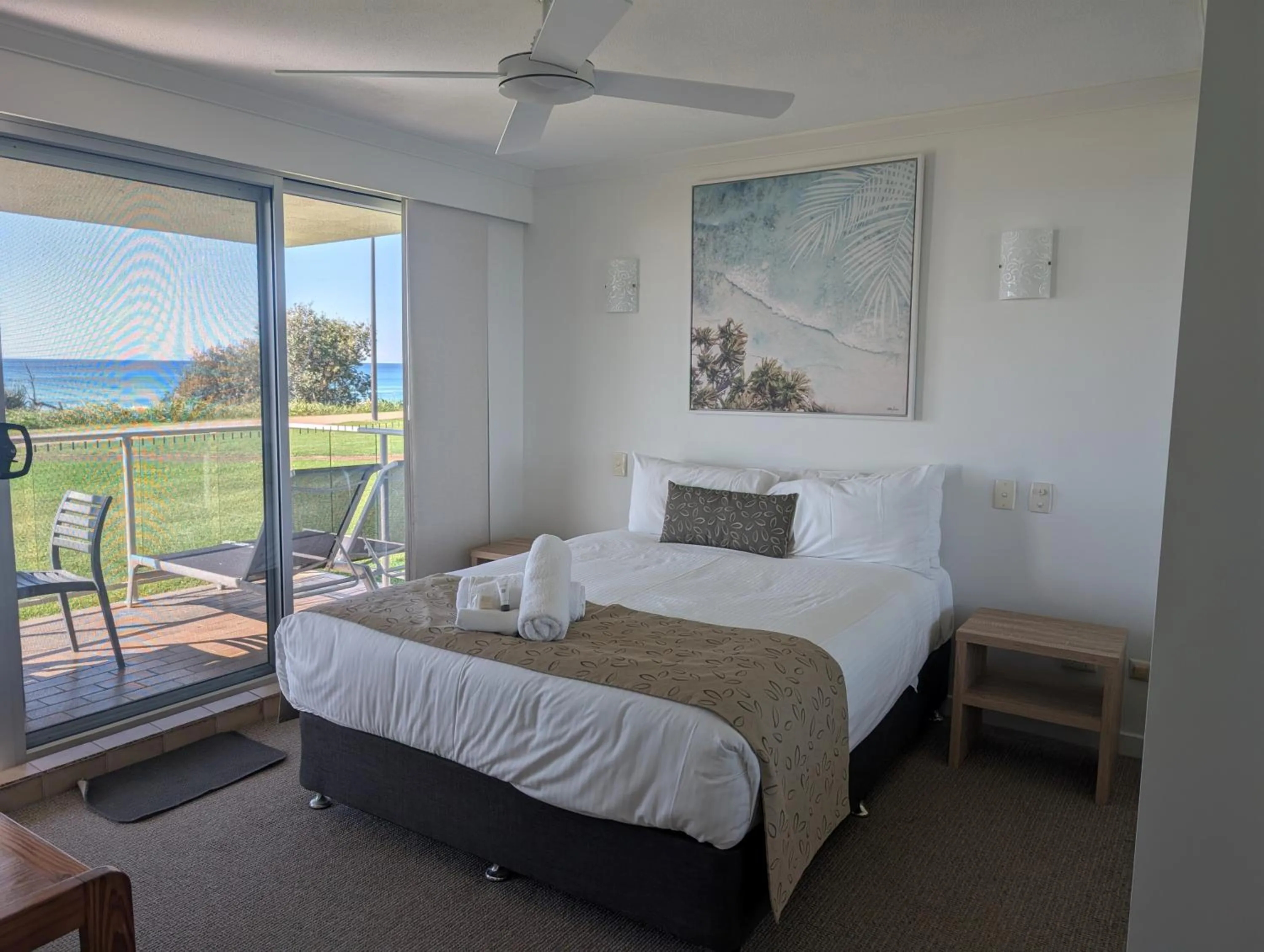 Sea view, Bed in Pacific Surf Absolute Beachfront Apartments