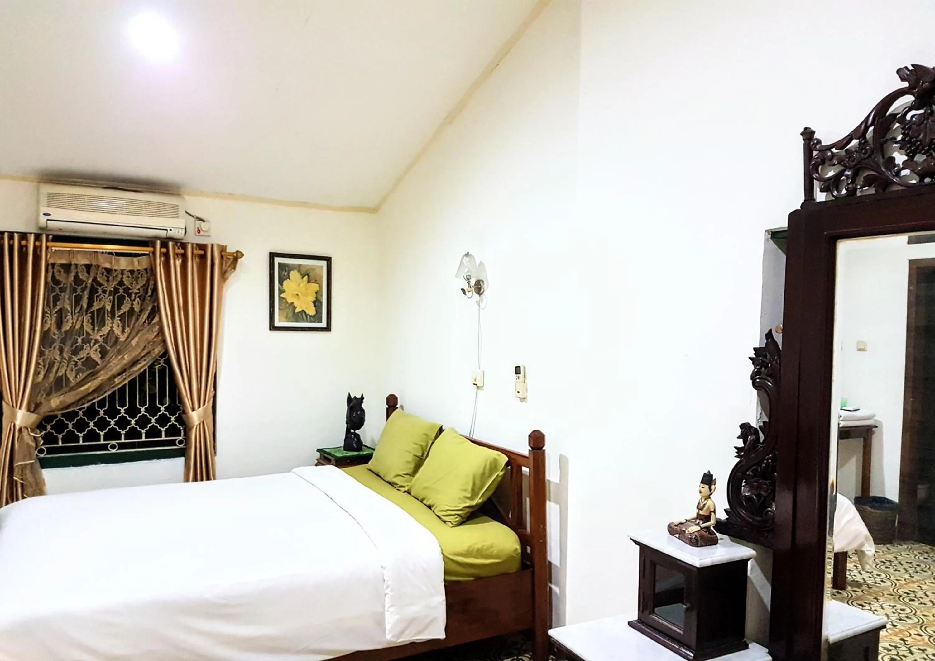 Bedroom, Bed in nDalem Gamelan