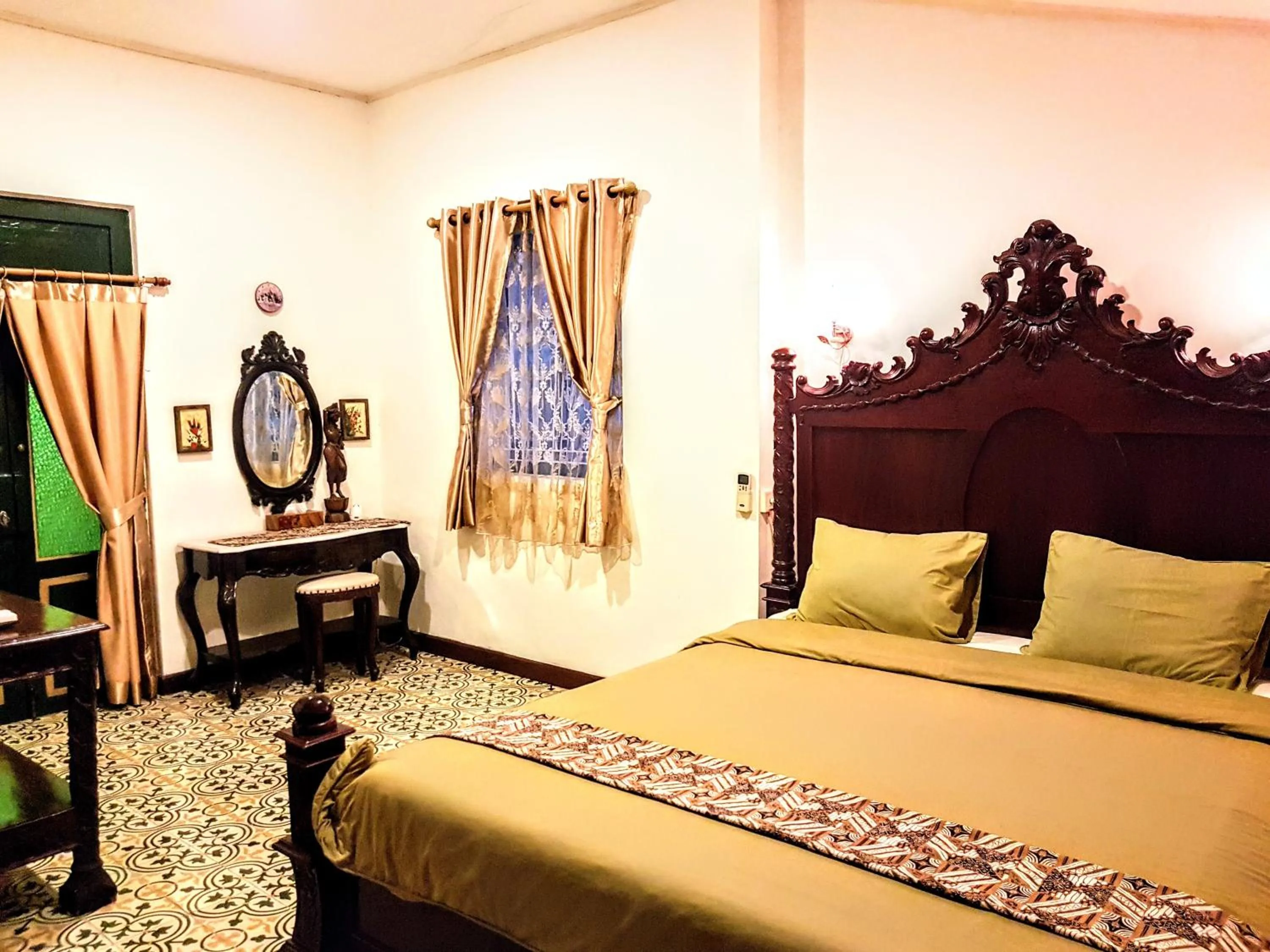 Bedroom, Bed in nDalem Gamelan