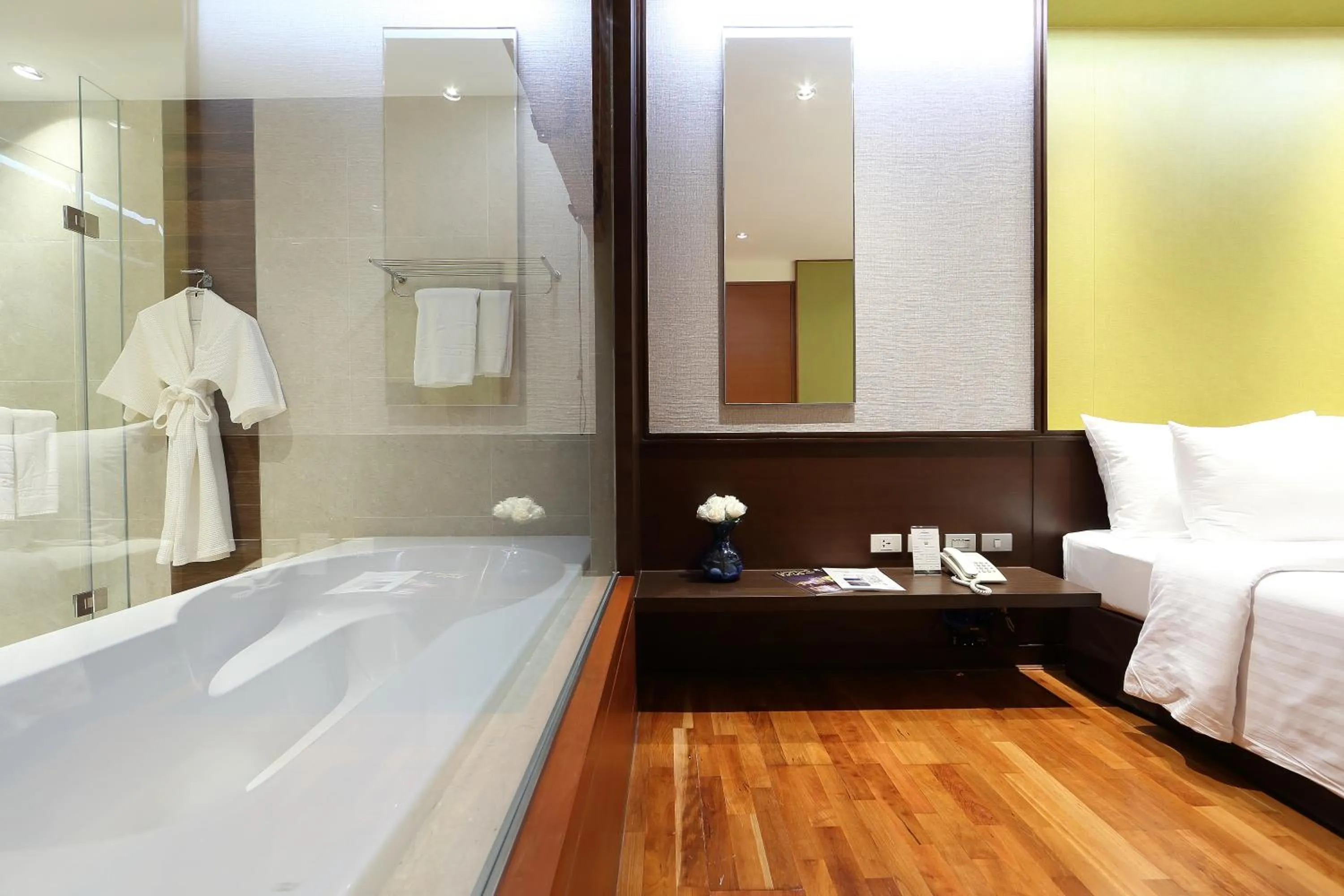 Bathroom, Bed in Amanta Hotel & Residence Ratchada