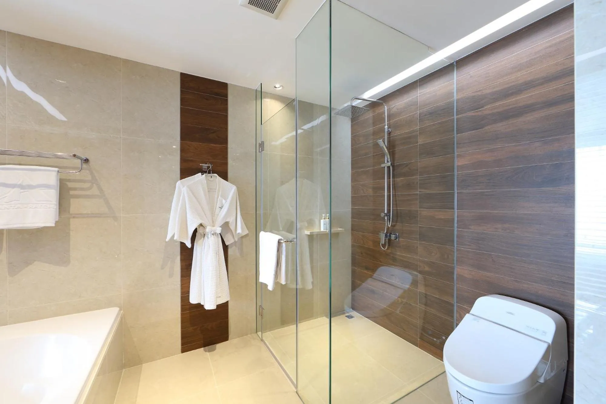 Shower in Amanta Hotel & Residence Ratchada
