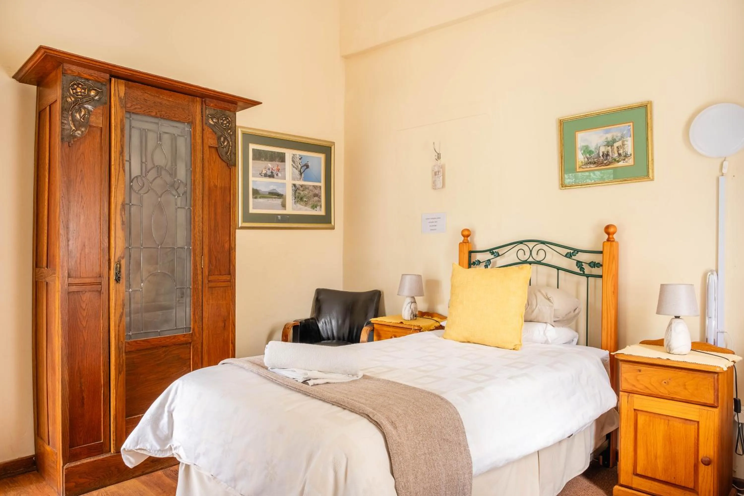 Bed in Karoo Ouberg Guest Lodge