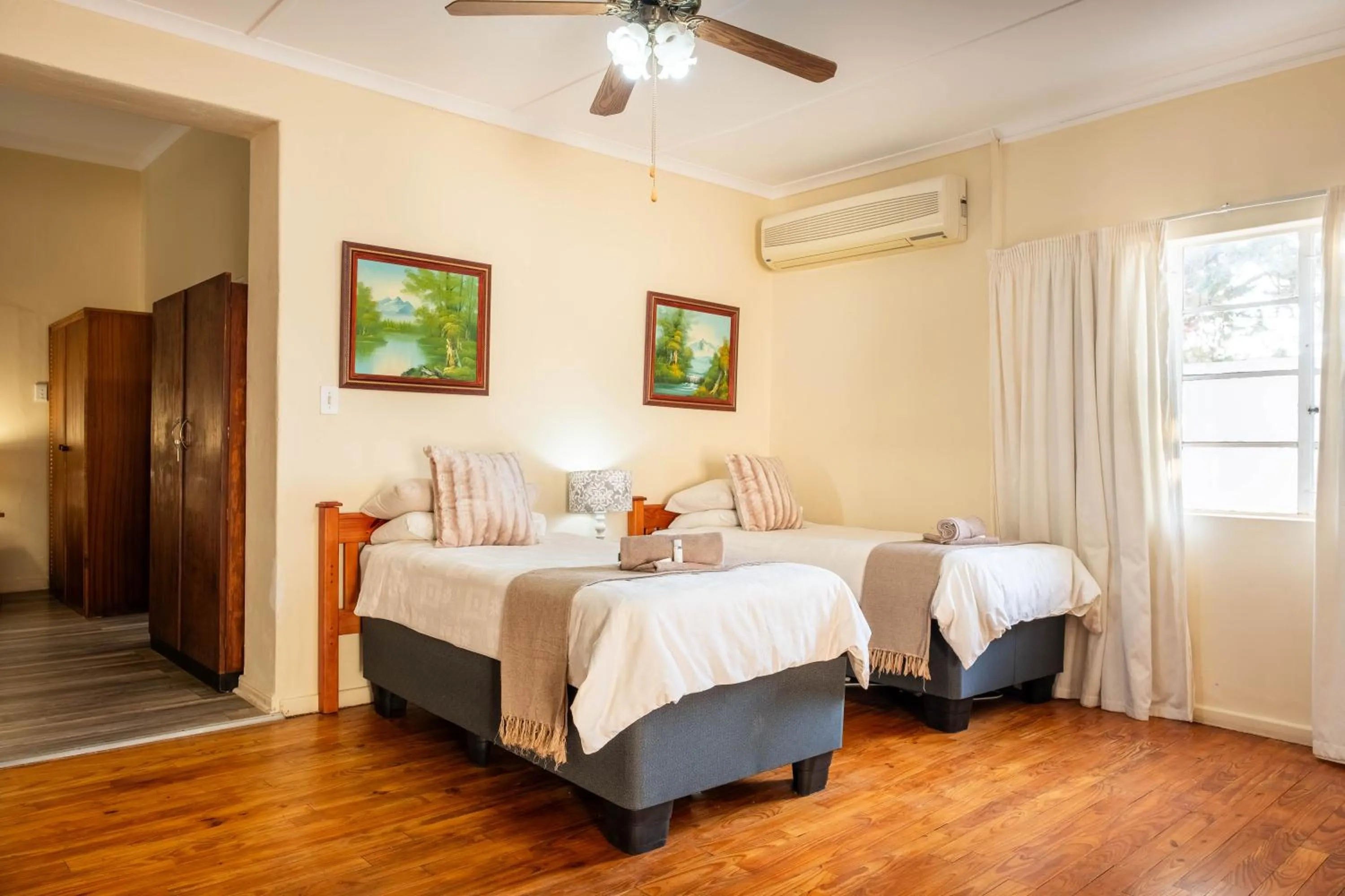 Bed in Karoo Ouberg Guest Lodge