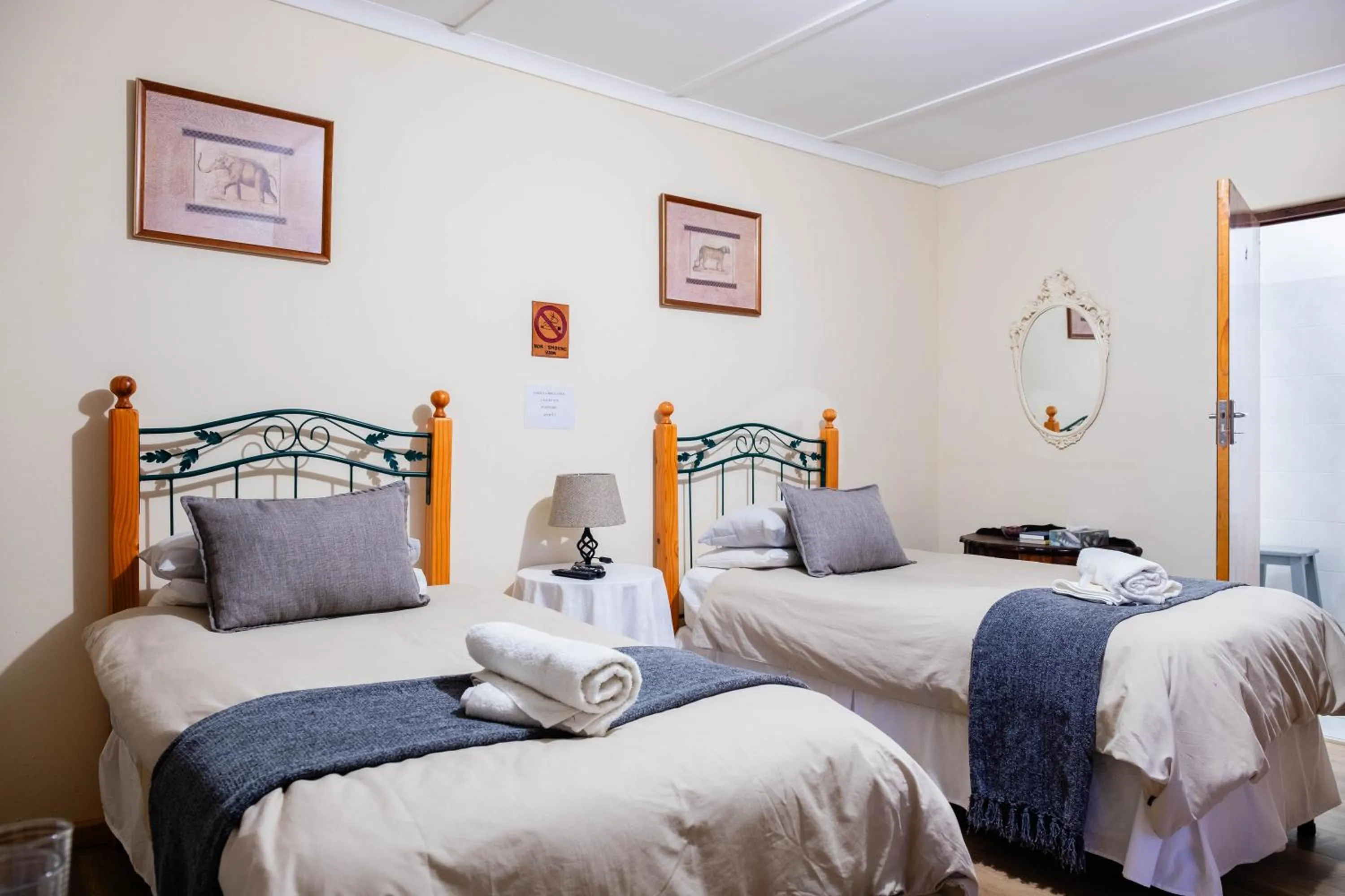 Bed in Karoo Ouberg Guest Lodge