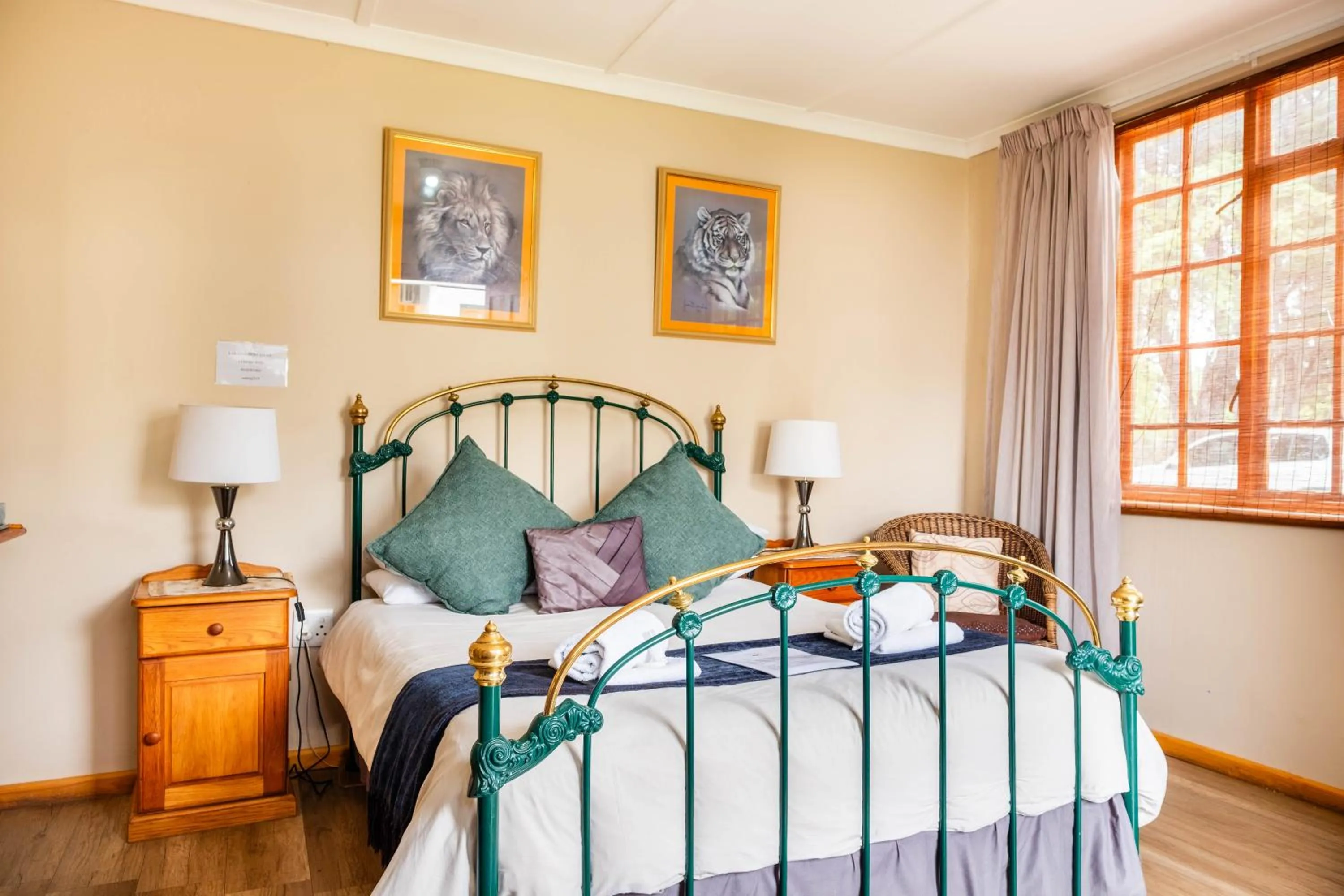 Bed in Karoo Ouberg Guest Lodge