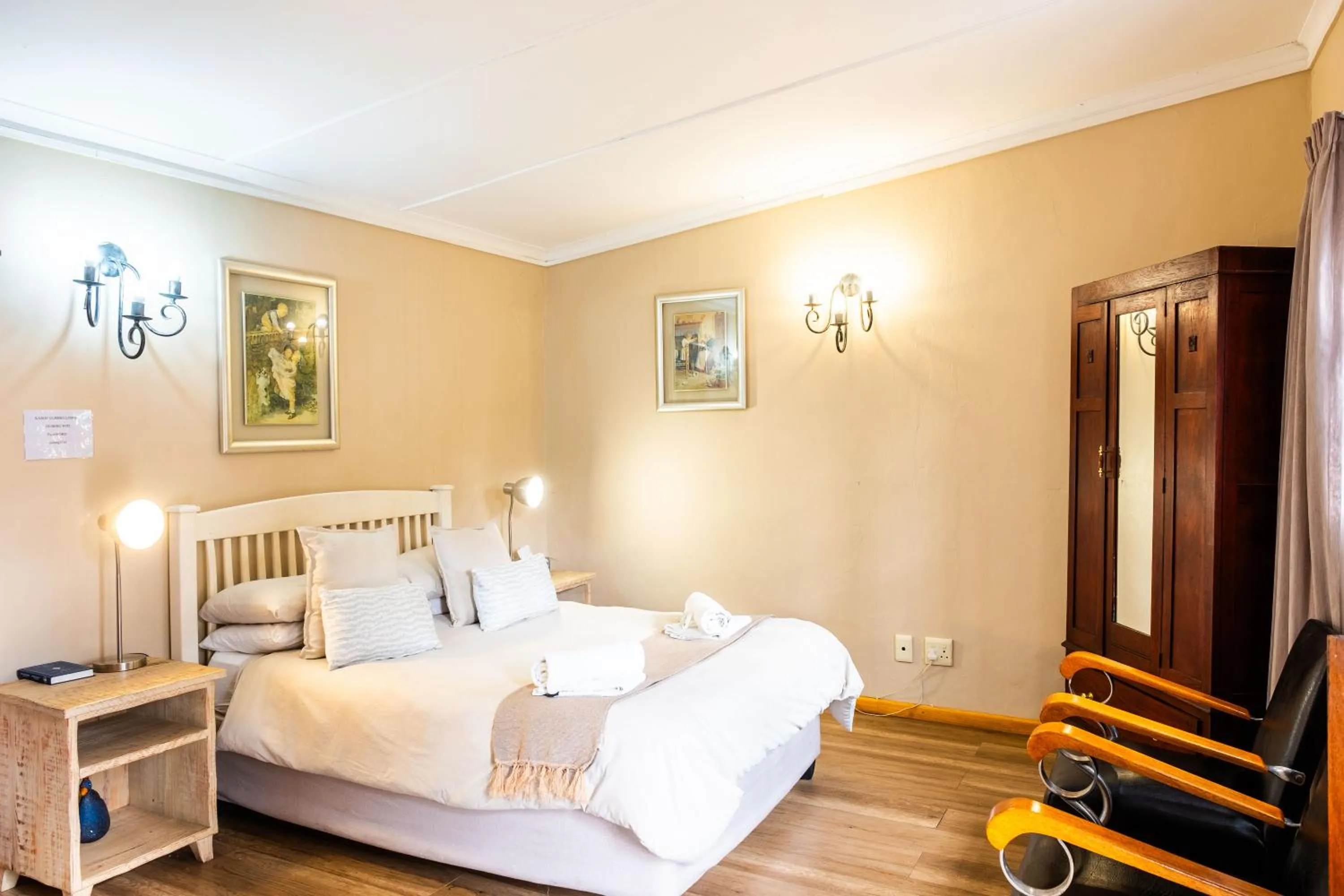 Bed in Karoo Ouberg Guest Lodge