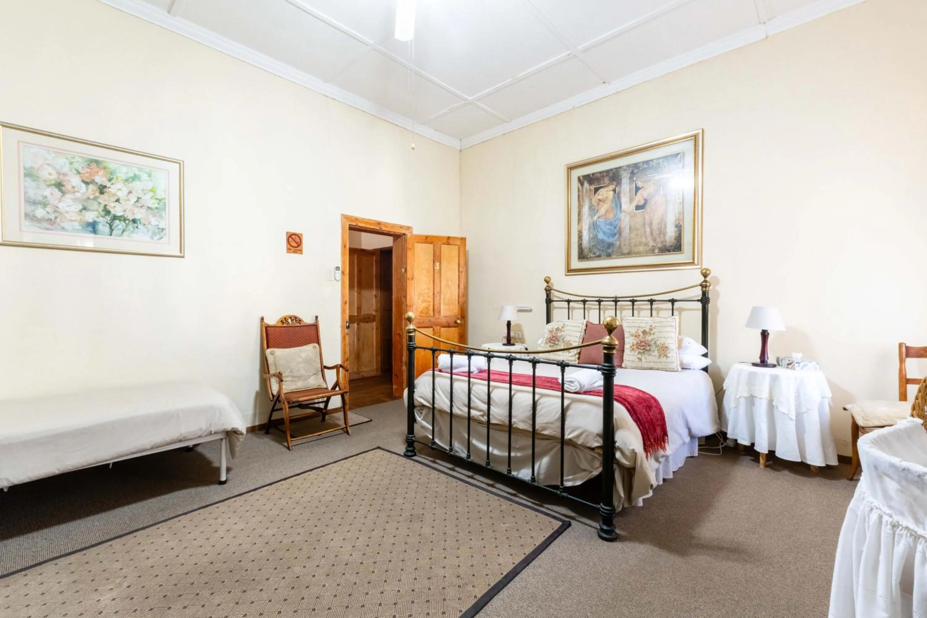 Bed in Karoo Ouberg Guest Lodge