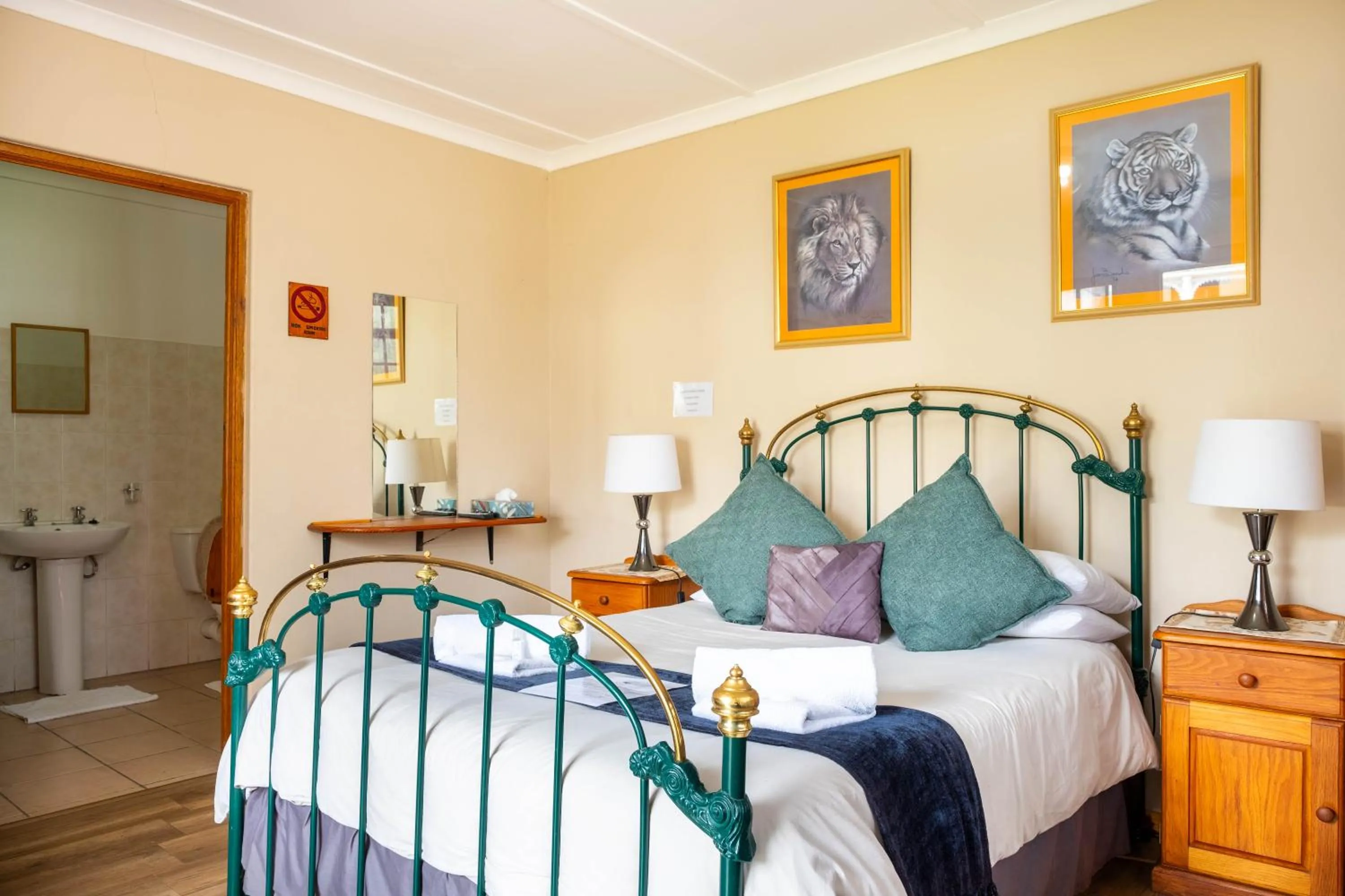 Bed in Karoo Ouberg Guest Lodge