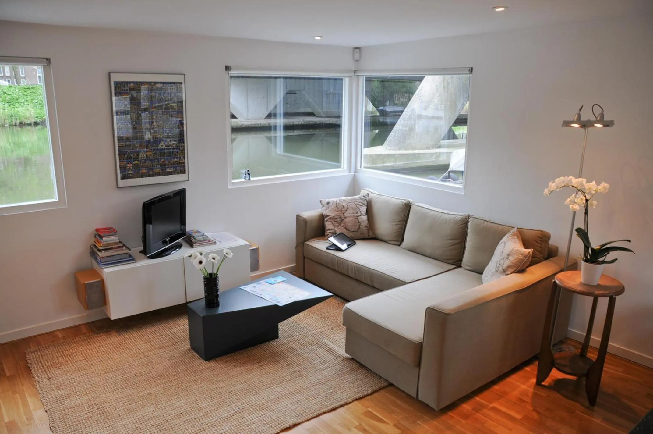 Seating area in Bed Breakfast Boat