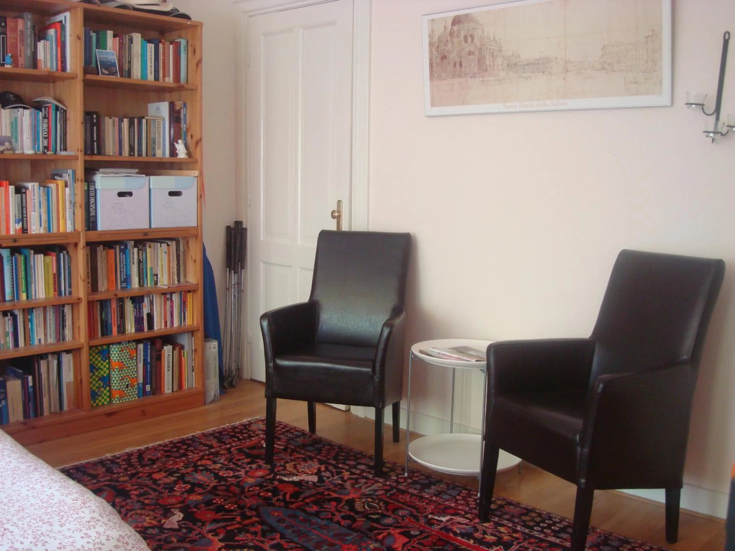 Library in Boutiquehotel Sycamore - Protected City View - Free Parking