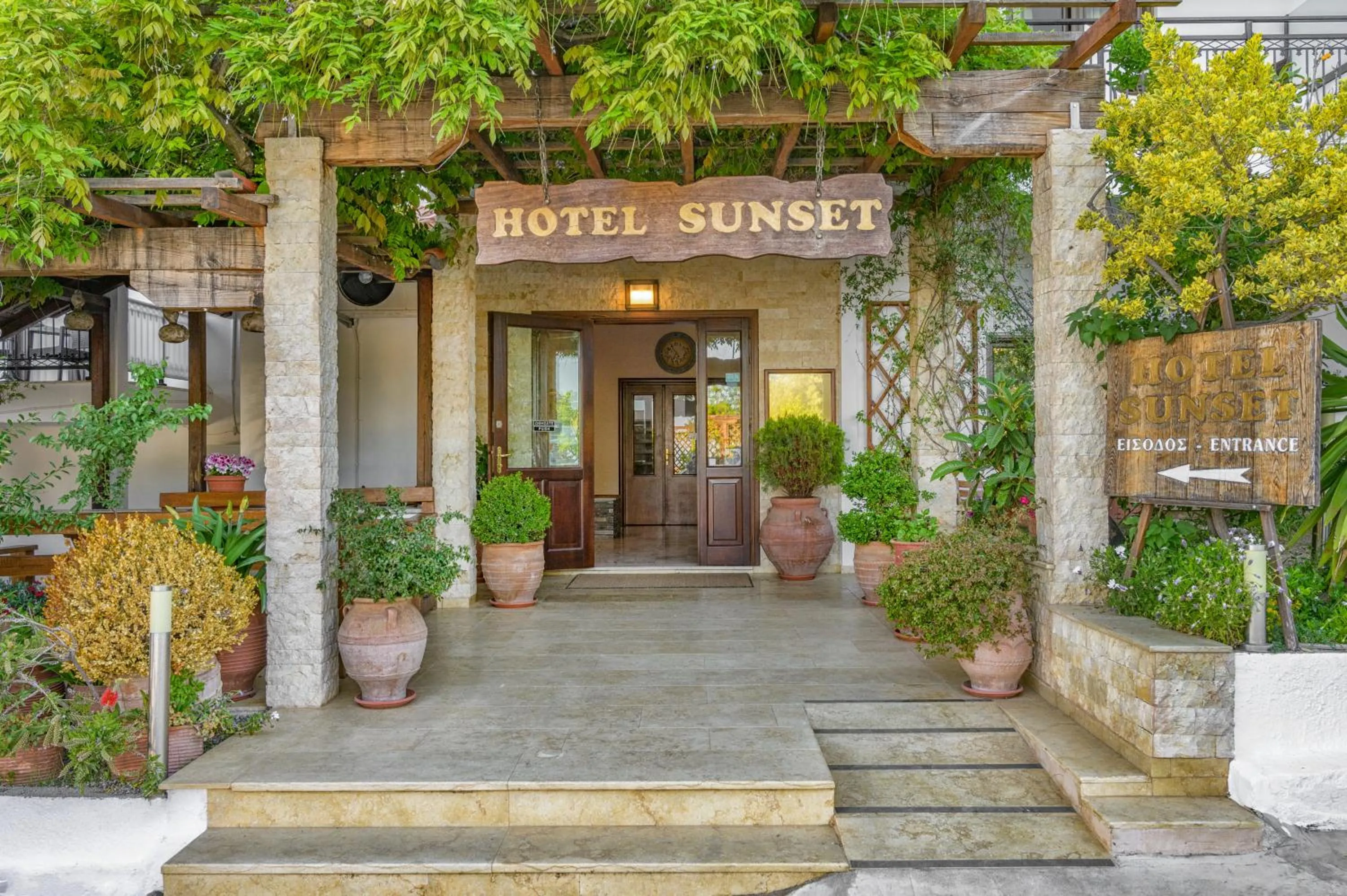 Facade/entrance in Sunset Hotel